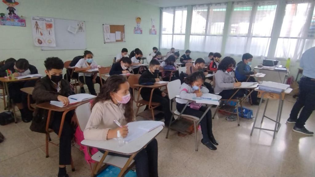 El 17 de octubre volvió la mascarilla obligatoria a las aulas de los centros de estudios del país por orden del ministerio de Salud. En la foto, la Escuela Carlos Monge Alfaro en Ochomogo de Cartago, respeta el uso del cubrebocas.