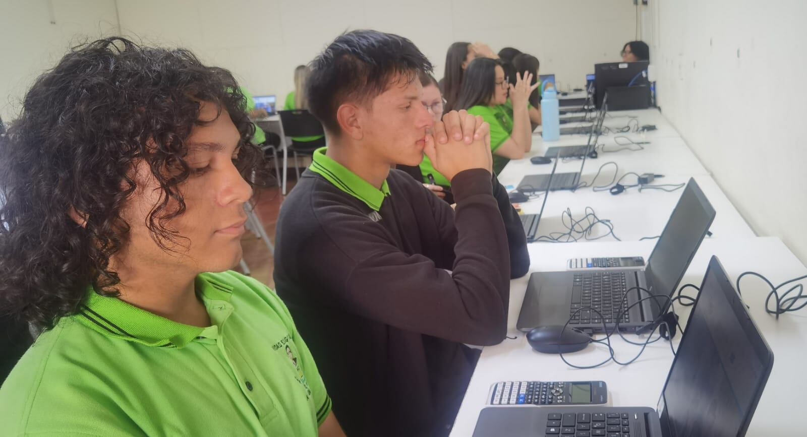 Los estudiantes de undécimo año de la Unidad Pedagógica José Rafael Araya, en Tibás, están entre lo más de 37.000 que comenzaron las pruebas nacionales. El resultado no será contado para la nota de presentación a la universidad. Foto: MEP