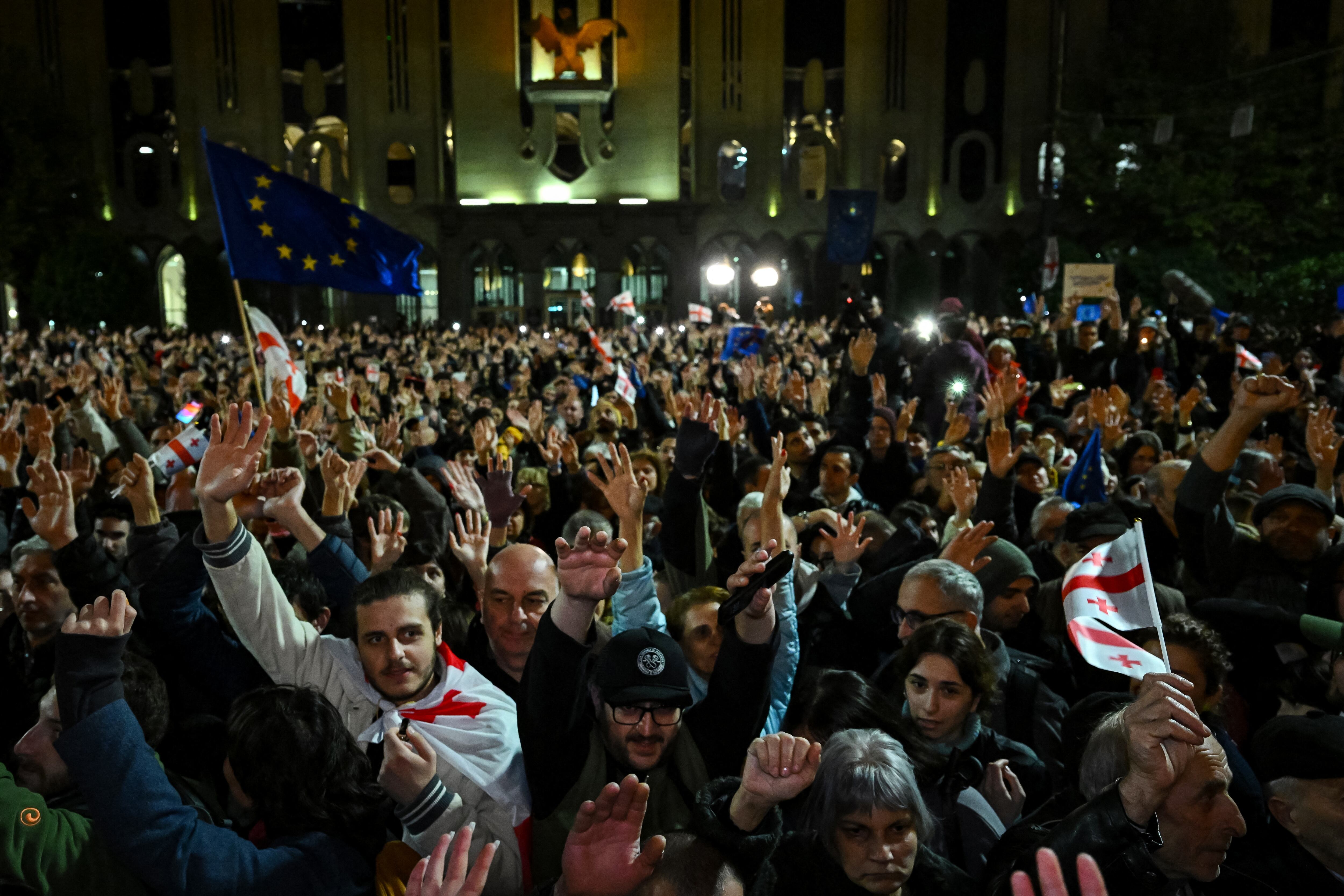 Los partidarios de la oposición georgiana se manifiestan este lunes para protestar contra los resultados de las elecciones parlamentarias que mostraron una victoria para el partido gobernante Sueño Georgiano, frente al edificio del parlamento en el centro de Tiflis.
Foto: Vano SHLAMOV / AFP