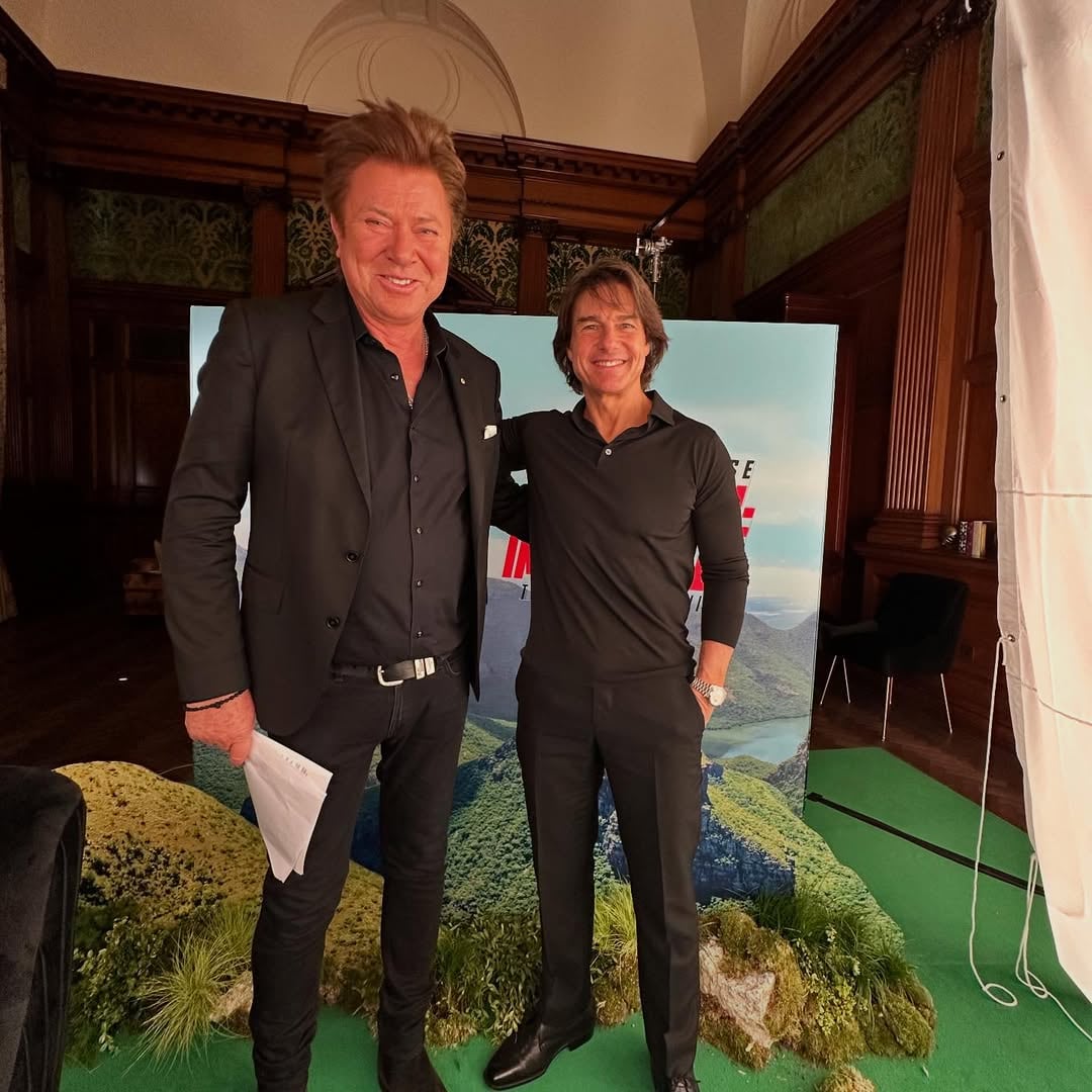 El actor Tom Cruise posa junto al presentador australiano Richard Wilkins durante la gira promocional de Misión: Imposible - El Acento Final. La fotografía, publicada en Instagram, generó una ola de comentarios sobre la diferencia de estatura entre ambos.