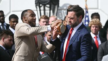 ¡Qué congoja! Vea a JD Vance en apuros en la Casa Blanca al romper y caérsele trofeo de Ohio State Buckeyes