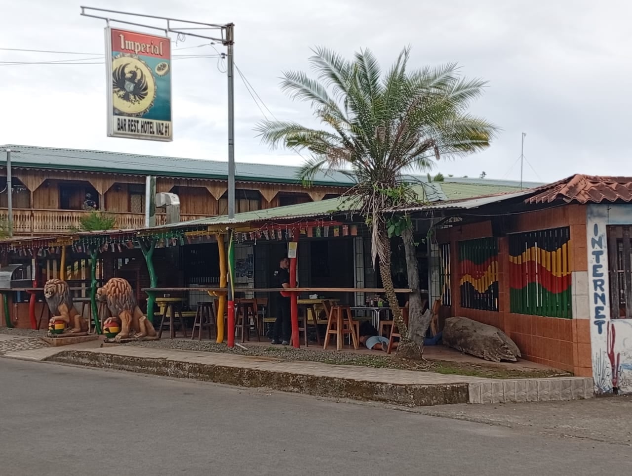 Agentes del OIJ allanaron varias propiedades en Cahuita, Talamanca, Limón, como parte de una pesquisa por homicidio y otros delitos.