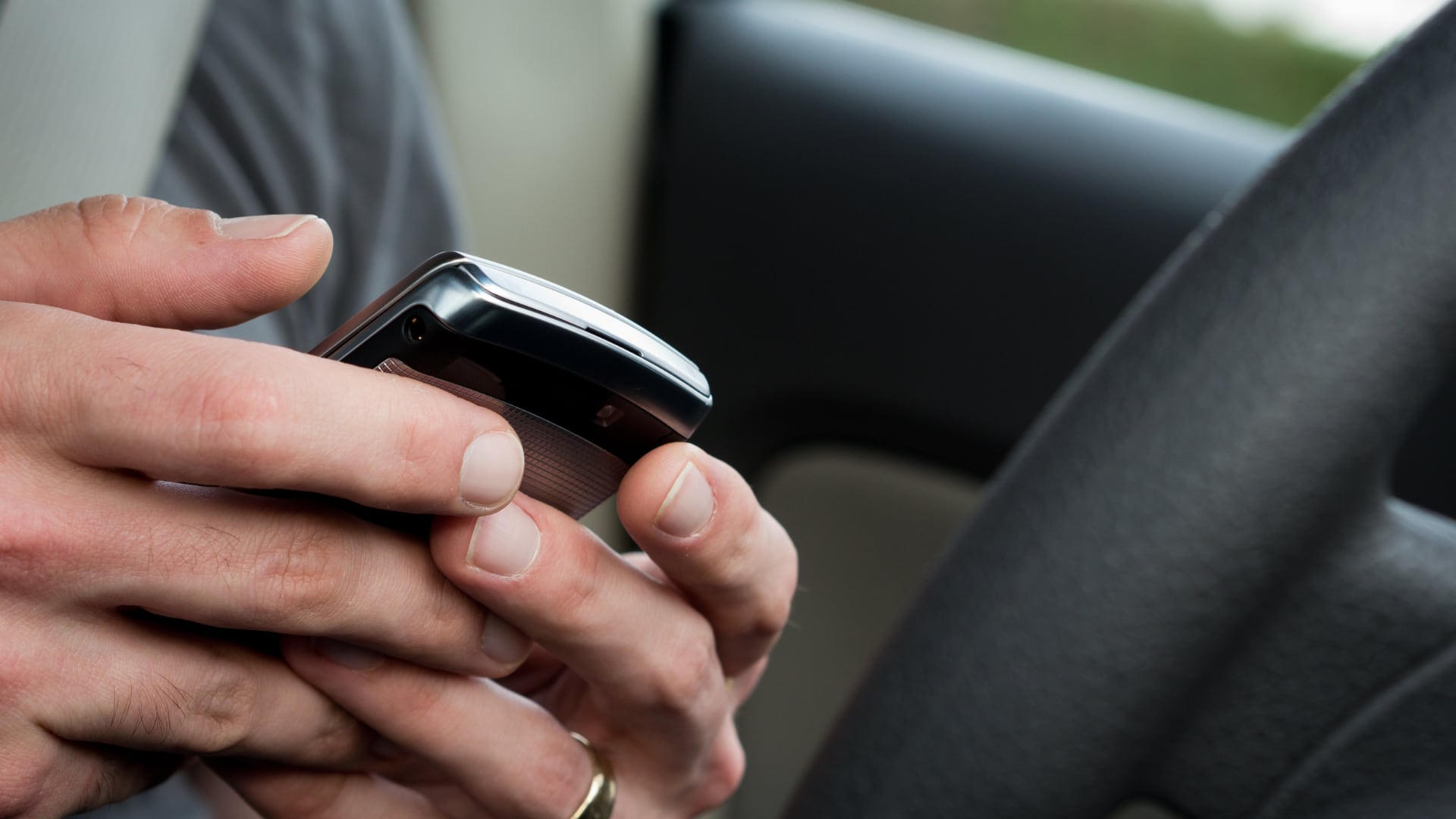 Cuando deba hacer alguna pausa mientras maneja, no se quede sentado. Mantener ejercicio, hidratación, pausas activas y dieta rica en fibra ayuda a proteger la salud.