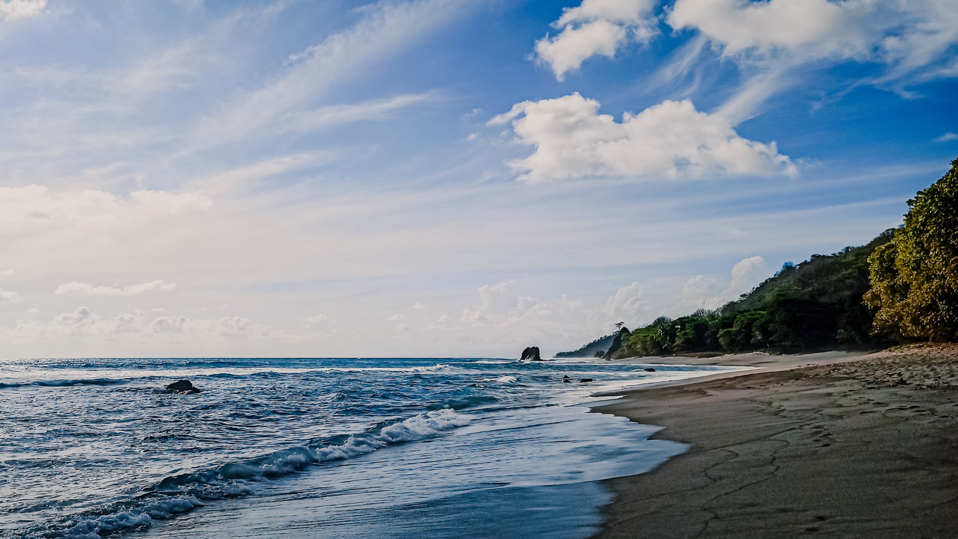 La revista Islands calificó a Santa Teresa como la playa más cool de Centroamérica por su ambiente relajado, surf y naturaleza.