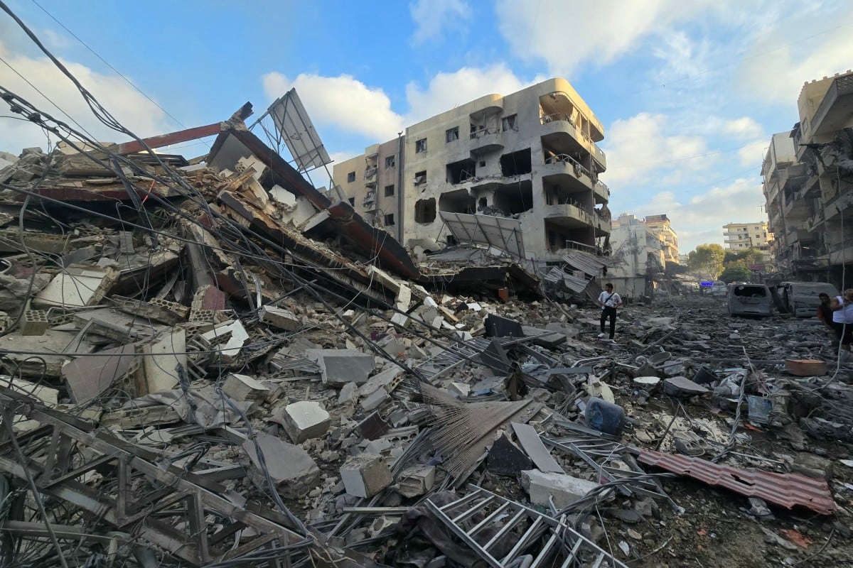 Personas se congregan en el lugar de un ataque israelí que impactó cerca de un hospital en la ciudad sureña de Tiro, en Líbano, el 1.º de junio de 2026.