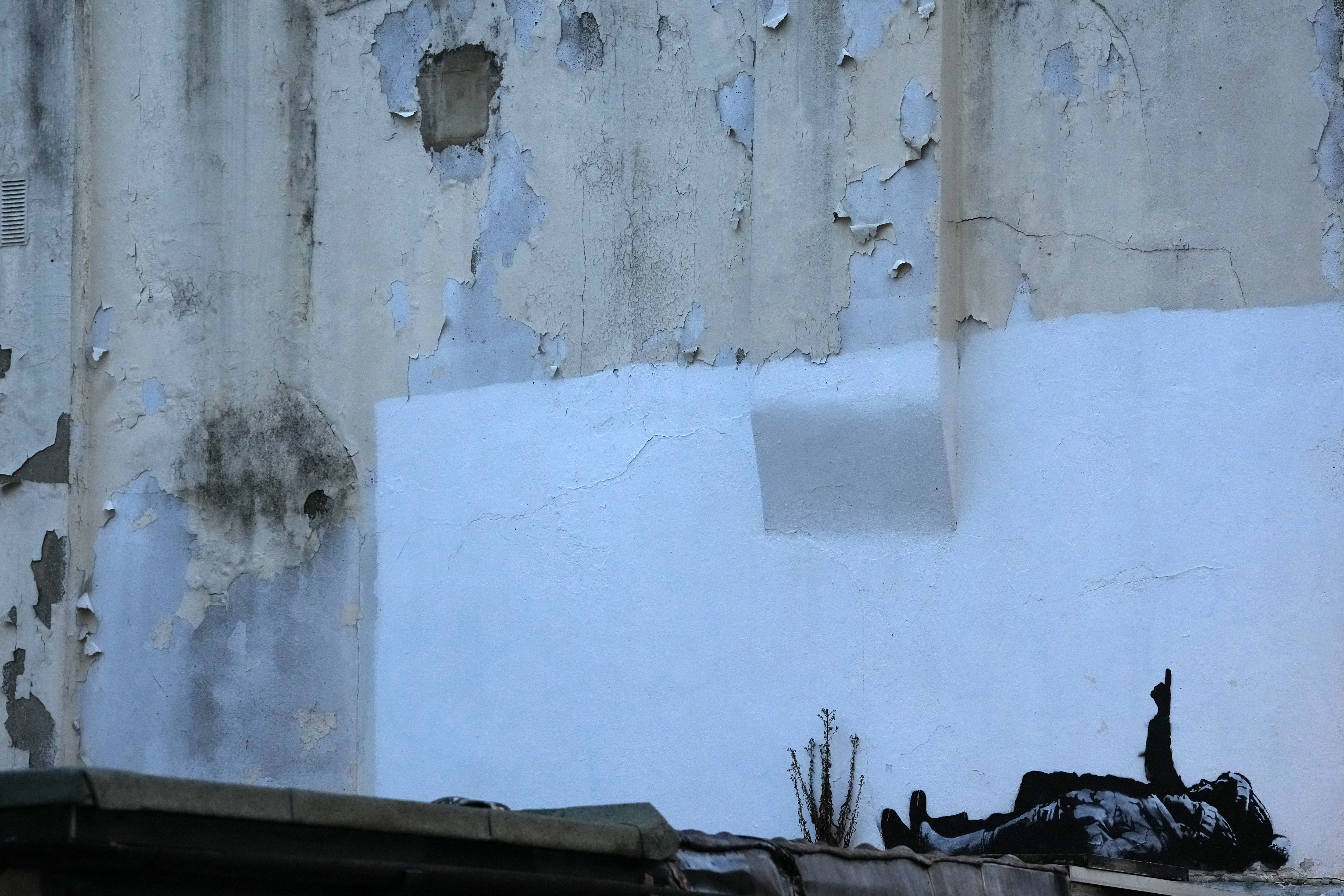 Un nuevo mural de Banksy apareció en Londres y coincidió con una obra casi idéntica que alimentó el misterio alrededor del artista.