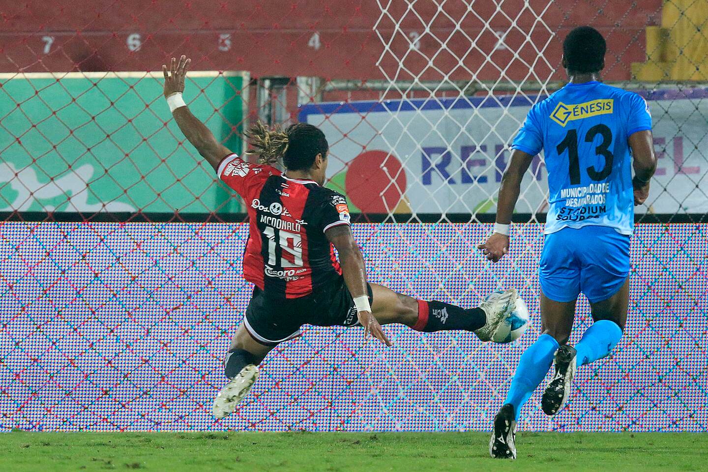 Jonathan McDonald marcó su duodécimo gol del torneo justo en el partido en el que Gustavo Matosas fue a verlo a él. Foto: Rafael Pacheco