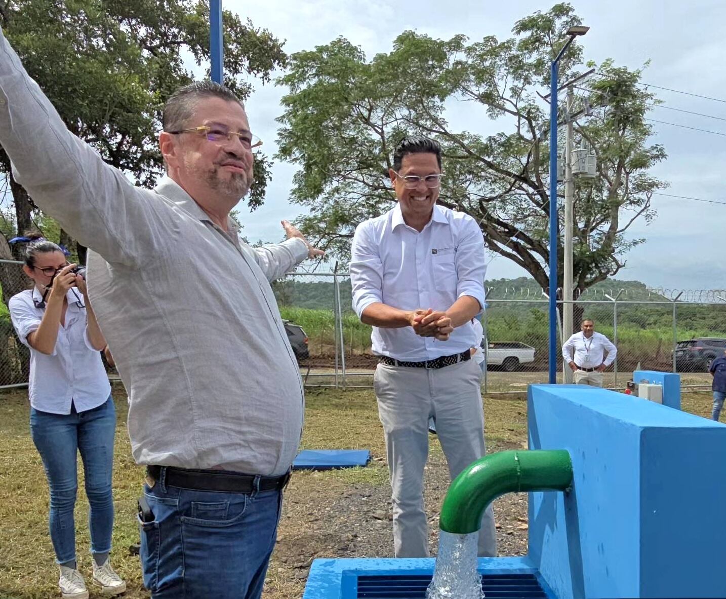 Quesada Espinoza (der.) con el presidente Rodrigo Chaves en una imagen divulgada por el AyA en su perfil de Facebook el 23 de julio de 2024. Fotogrfía: