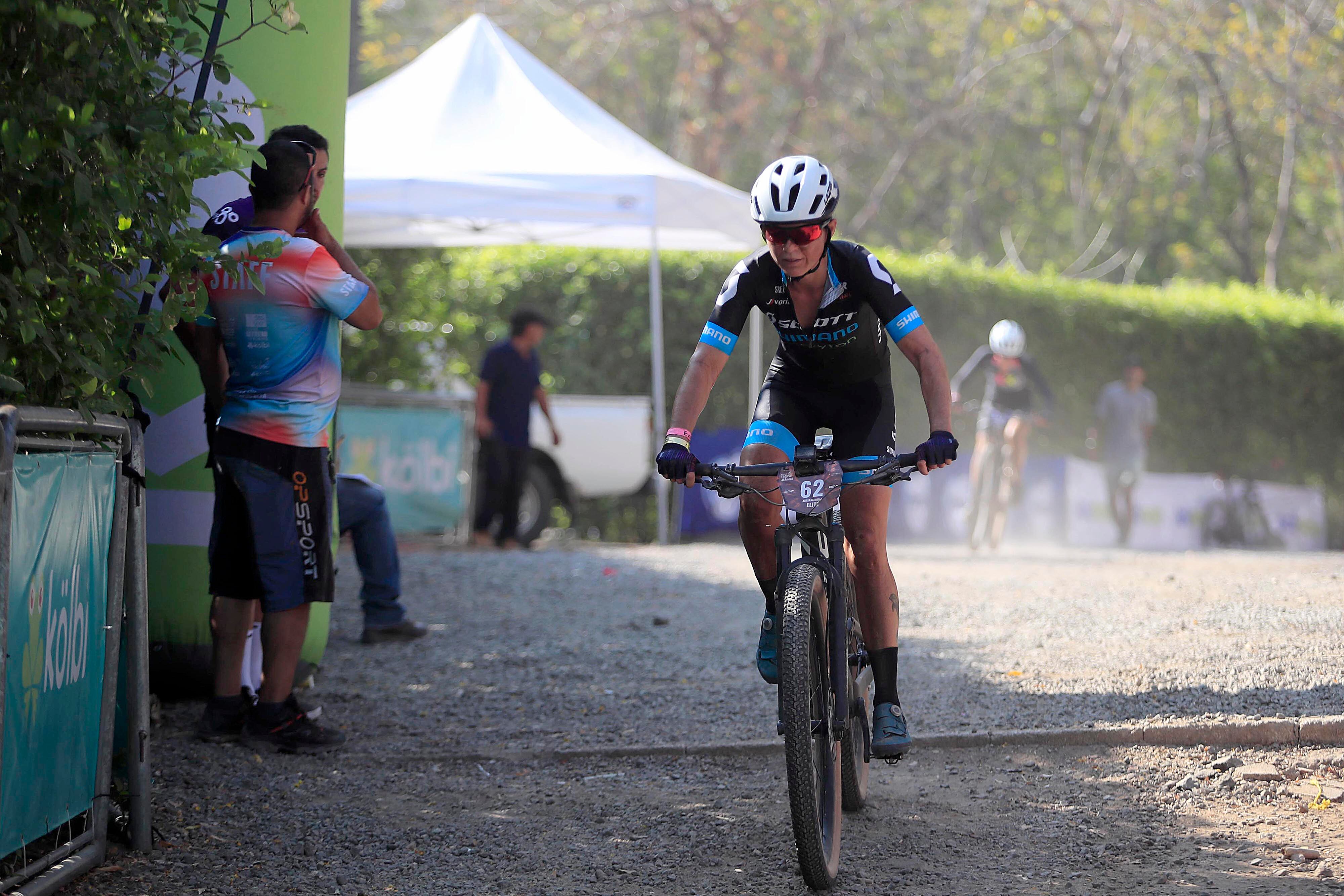 09/03/2024 Reserva Conchal, Guanacaste. Este sábado se realizó la primera etapa del Kivelix Kölbi Trophy 2024, una competencia de ciclismo de montaña femenino, que contó con la participación de 192 ciclistas quienes recorrieron calles, trillos y playa por aproximadamente 35 kilómetros para conmemorar el Día Internacional de la Mujer. Foto: Rafael Pacheco Granados