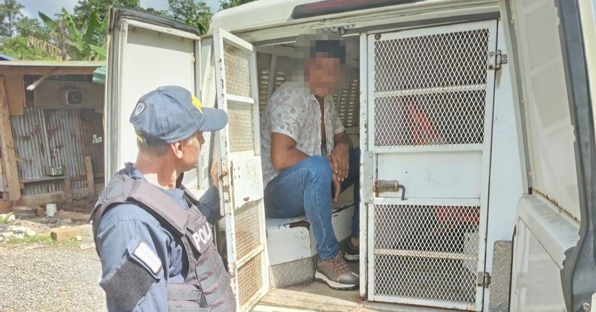 El hombre, identificado con el apellido Vásquez, se entregó a las autoridades tras presuntamente disparar y matar a un perrito en El Fósforo de Upala. Este fue ubicado en su vivienda tras huir del lugar de los hechos. (Foto: cortesía MSP)