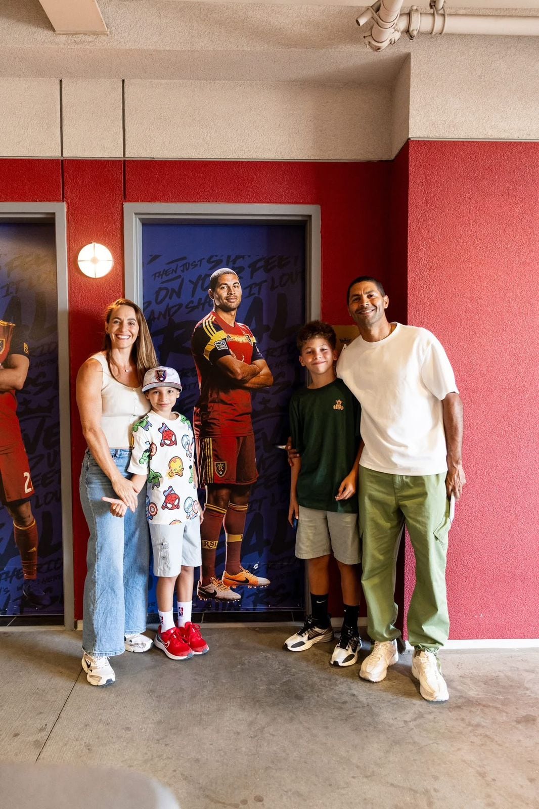 Álvaro Saborío y su familia, junto a la fotografía del jugador en las instalaciones del club de la MLS Real Salt Lake.