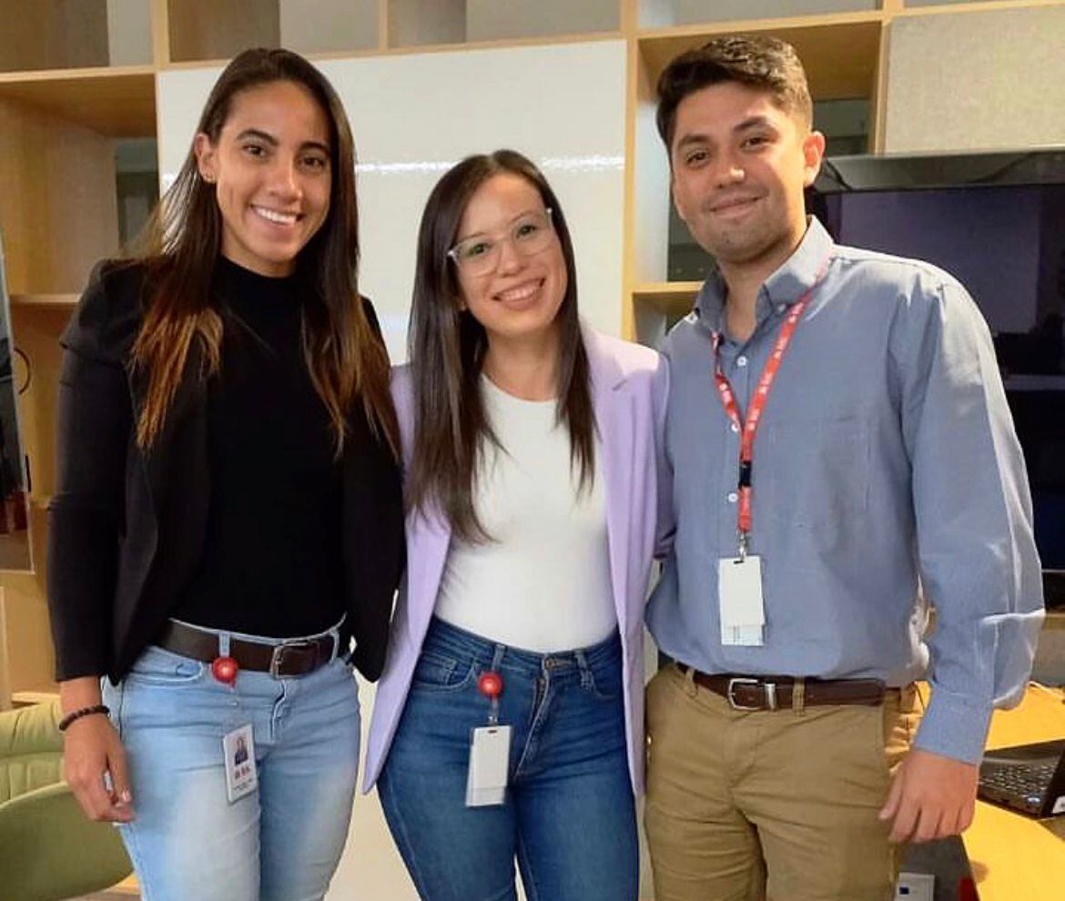 Carolina Tabash junto a compañeros del BAC.