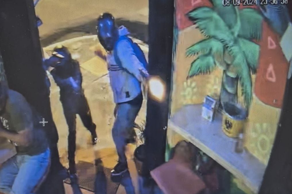 Una cámara del bar captó a los sospechosos de la balacera que cobró dos vidas y dejó tres heridos. El sujeto de jacket blanca, alias Gallina, fue asesinado días después. El acompañante de apellidos Meza Ledezma enfrenta el juicio por esos hechos.