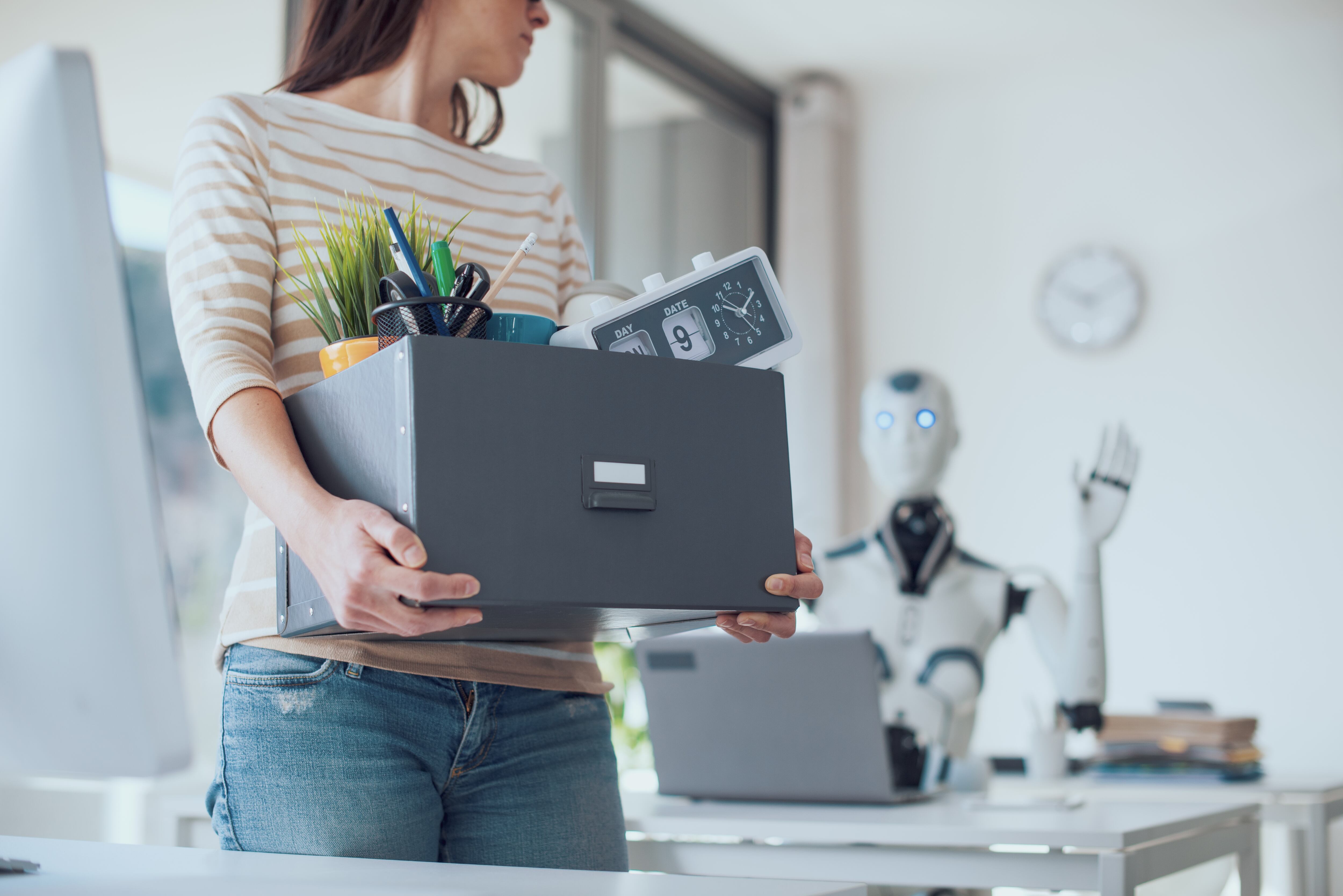 Pérdida de empleo por IA, inteligencia artificial y despidos, empleados sin trabajo, desempleo