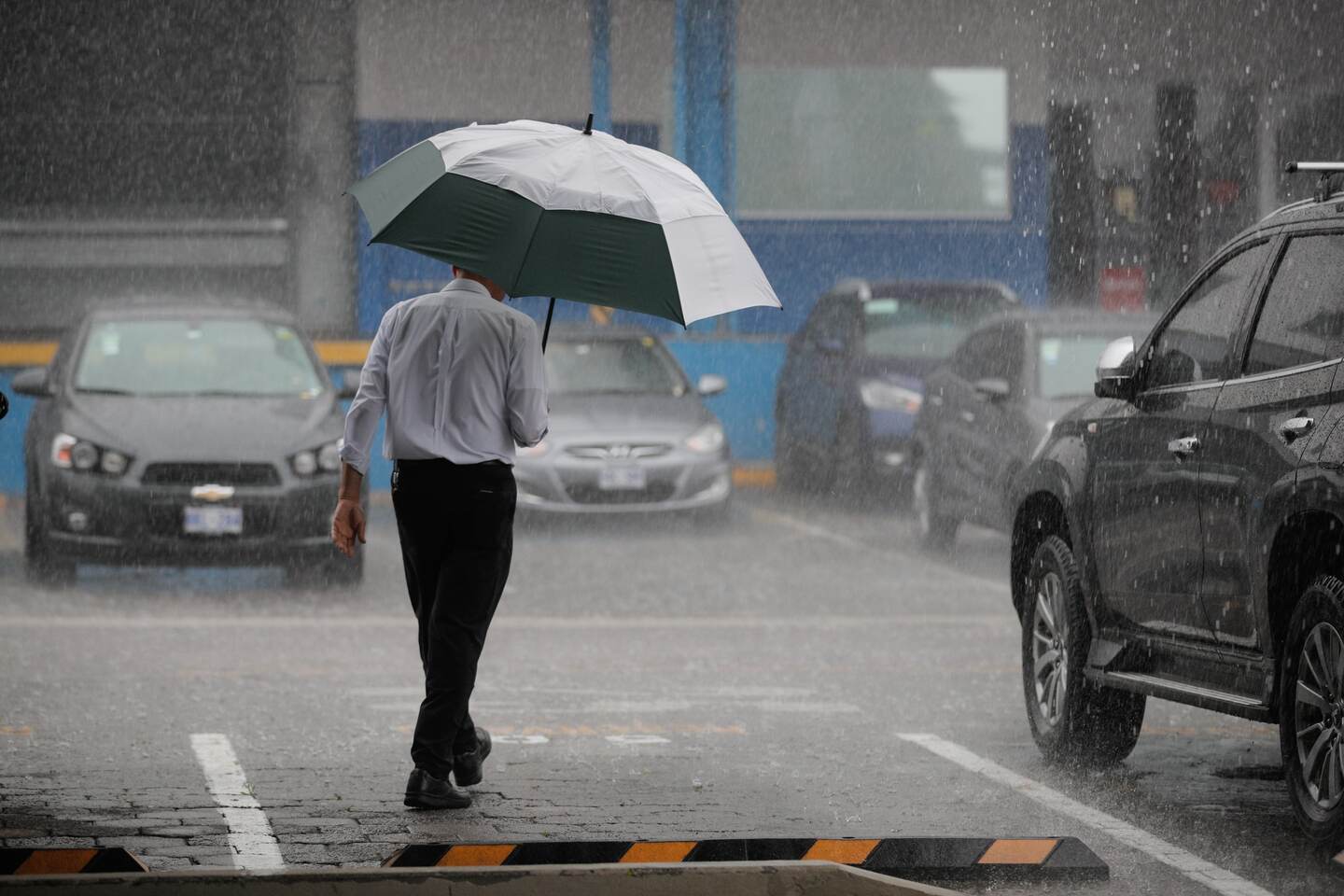 El único flujo de entrada de agua a Costa Rica es la precipitación. Este martes precisamente retornó la lluvia. Foto Jeffrey Zamora