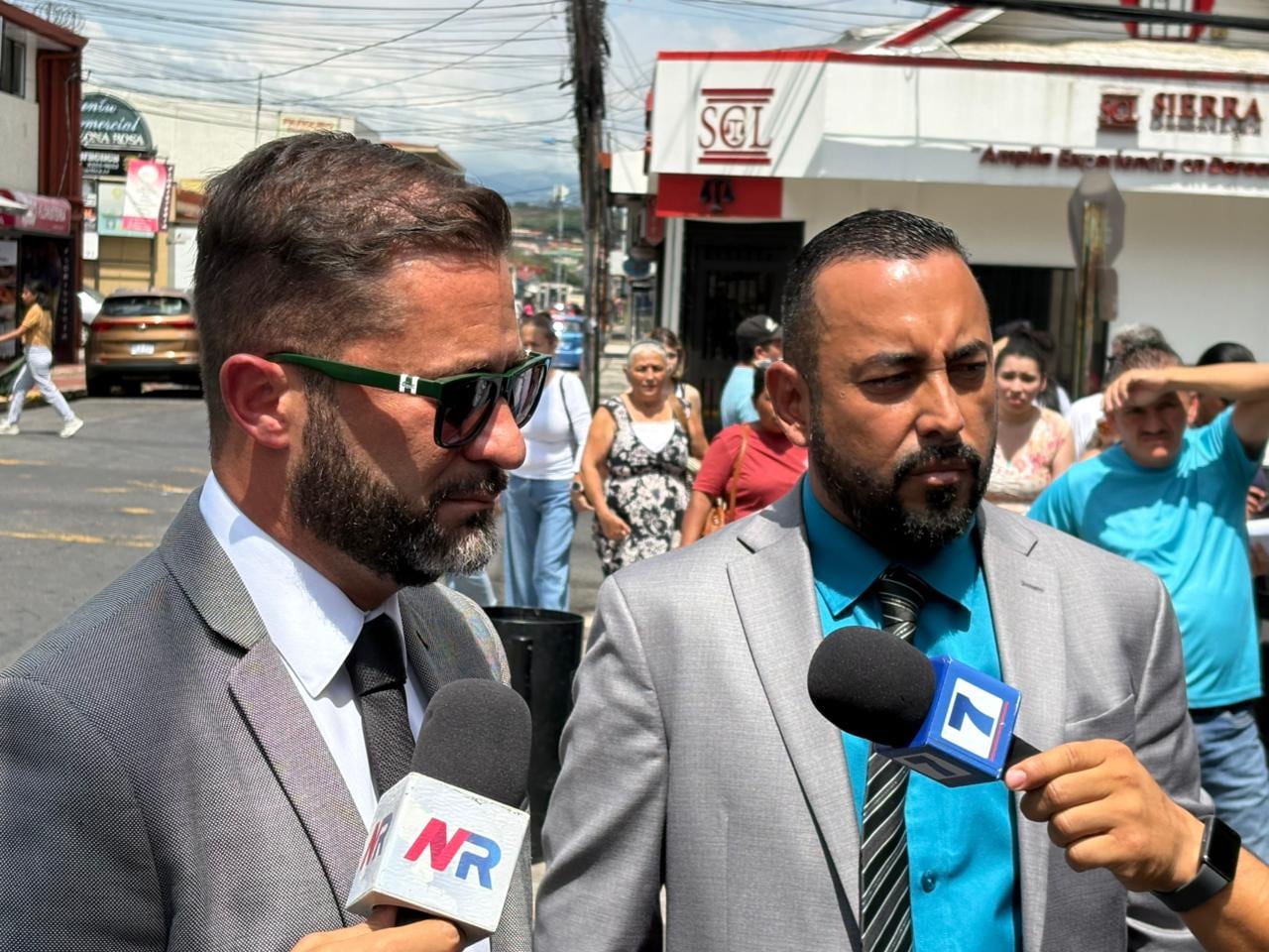 Los abogados Alberto García (izquierda) y Levinson Escalante, representantes de la jueza agredida por un vecino, afirman que declaraciones del presidente Rodrigo Chaves y del ministro de Justicia, Gerald Campos, quienes cuestionaron fallos de la funcionaria, atizaron el conflicto con el sospechoso de la agresión.