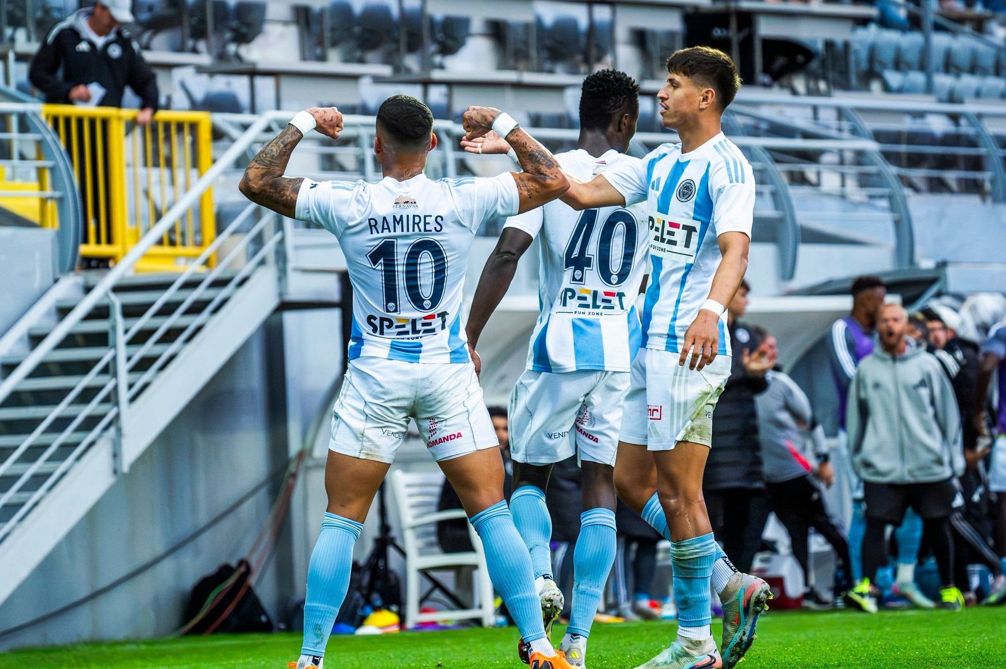 Anthony Contreras celebró con su compañero Reginaldo Ramires uno de los goles del Riga en la Supercopa de Letonia.