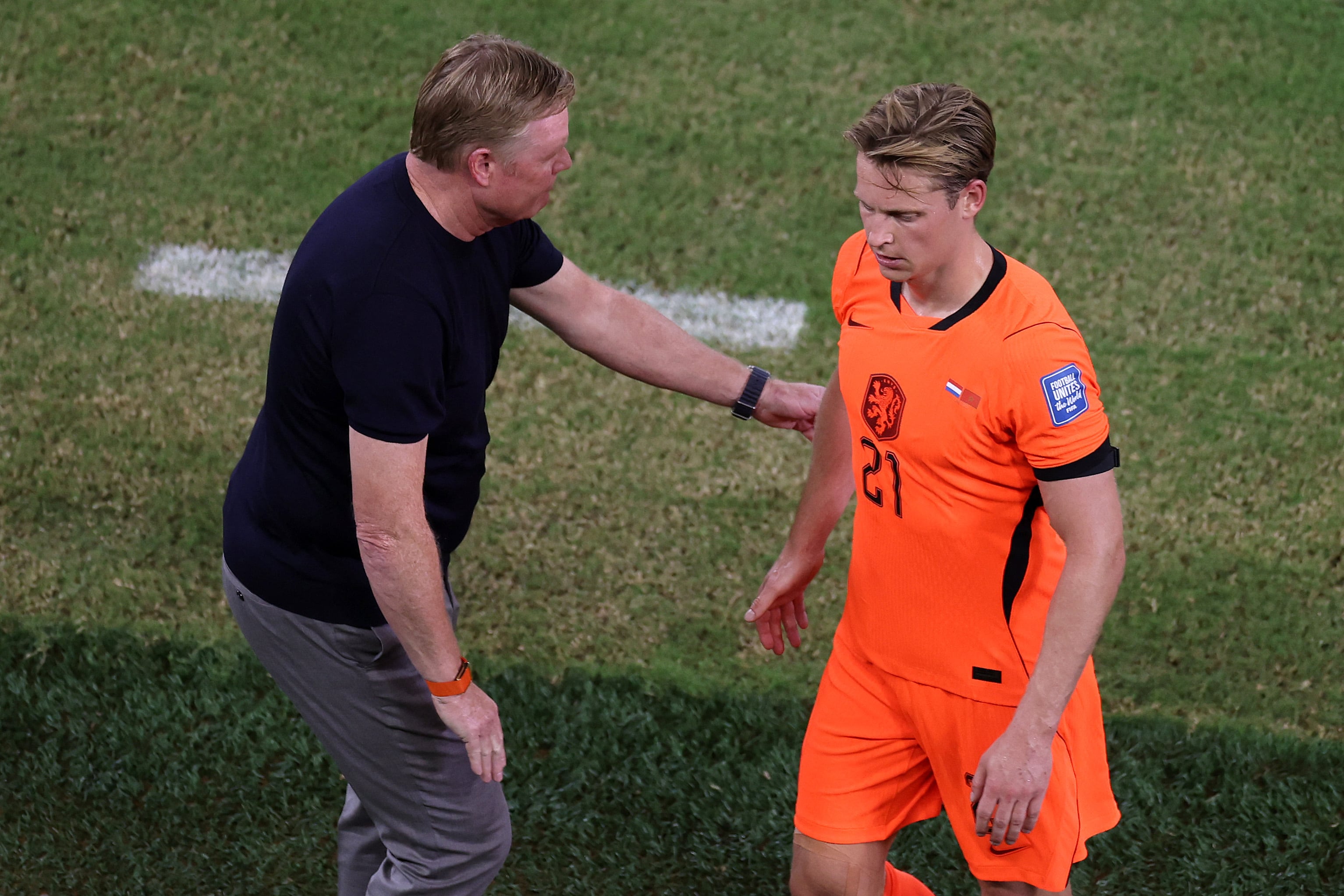 Ronald Koeman (izquierda) tras quedar eliminado por penales ante Marruecos, renunció a us cargo como entrenador.