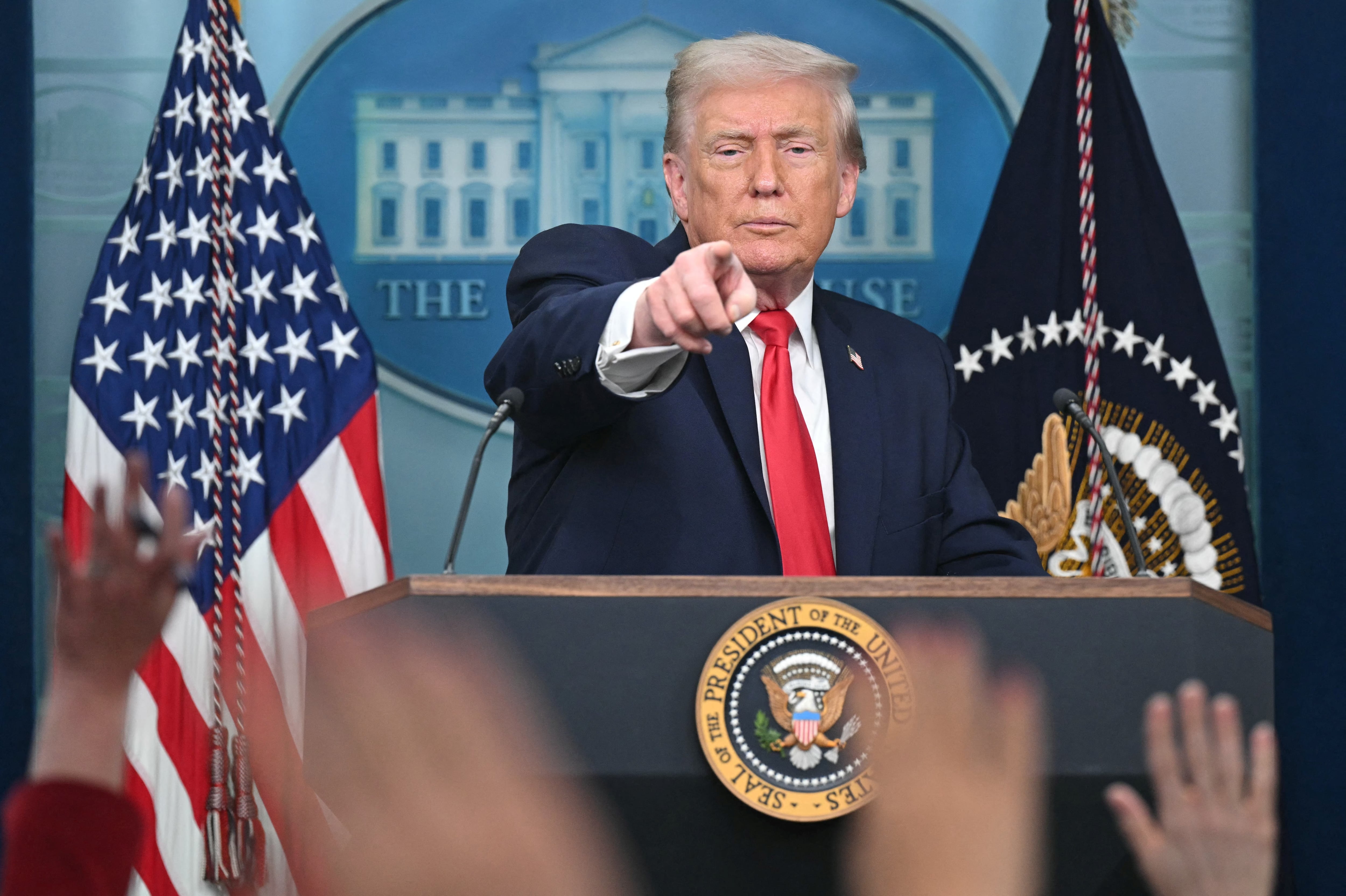 El presidente de Estados Unidos, Donald Trump, habla durante una sesión informativa en la Sala Brady de la Casa Blanca en Washington, D.C., el 20 de enero de 2026. El presidente de Estados Unidos, Donald Trump, expresó el martes su frustración porque su mensaje sobre la economía "no estaba llegando", culpando a sus portavoces por el problema.