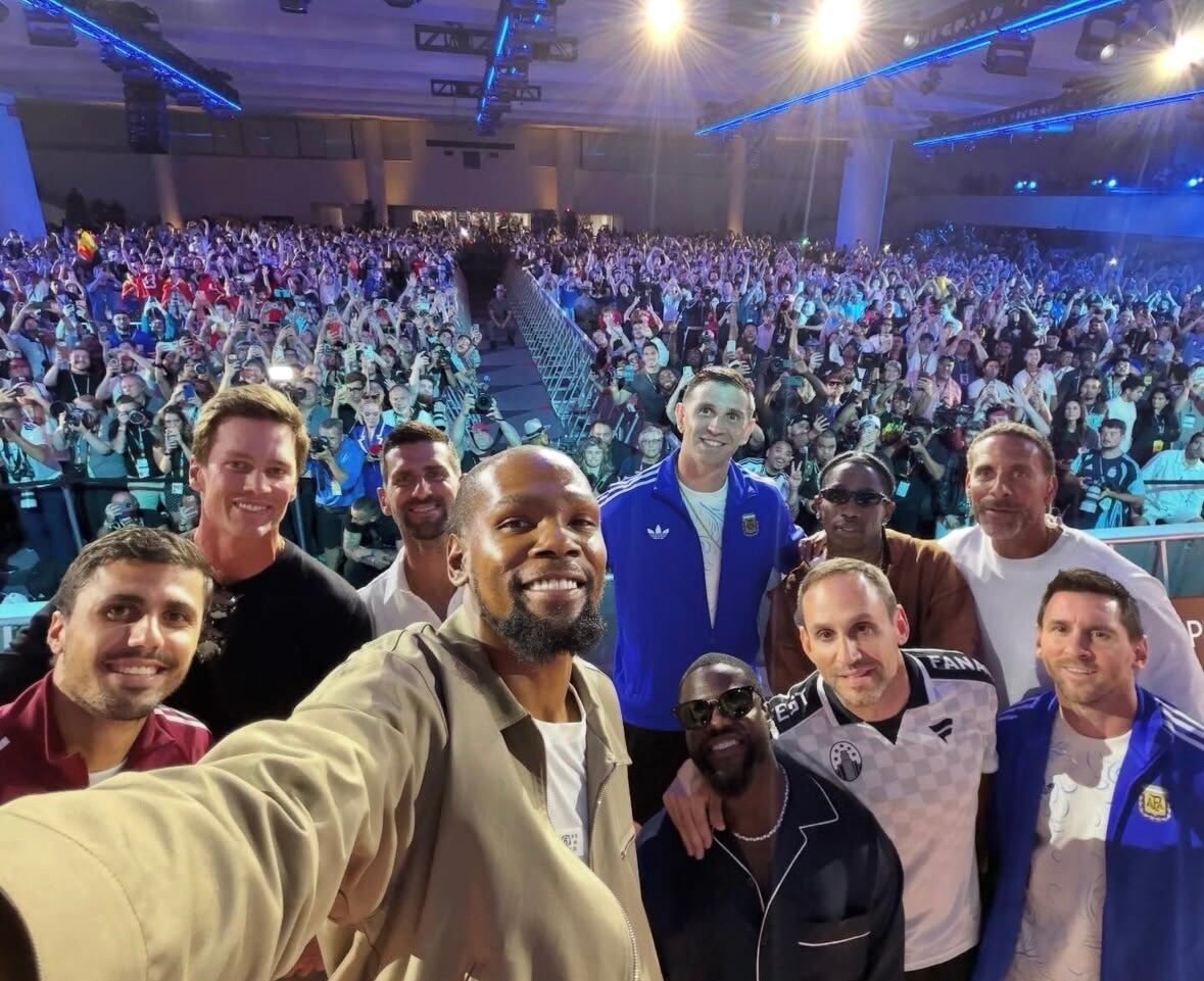 Kevin Durant extendió el brazo no para encestar, sino para capturar una fotografía histórica en las horas previas al Mundial 2026 entre España y Argentina.