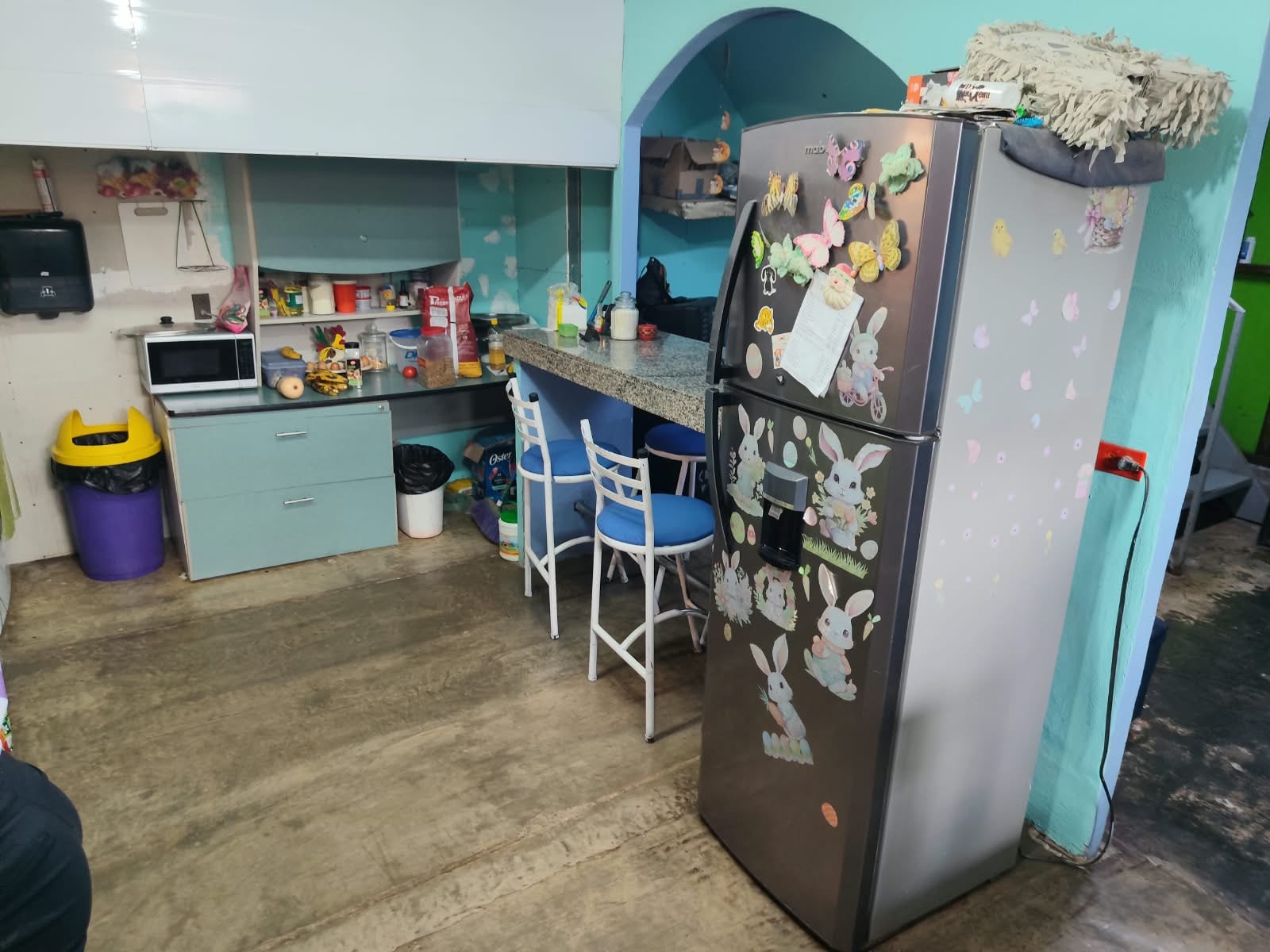 Algunas familias de La 85 acumulan varias décadas de vivir en el lugar. Una de ellas asegura que llegó hace 38 años y mejoró su vivienda con el paso del tiempo.