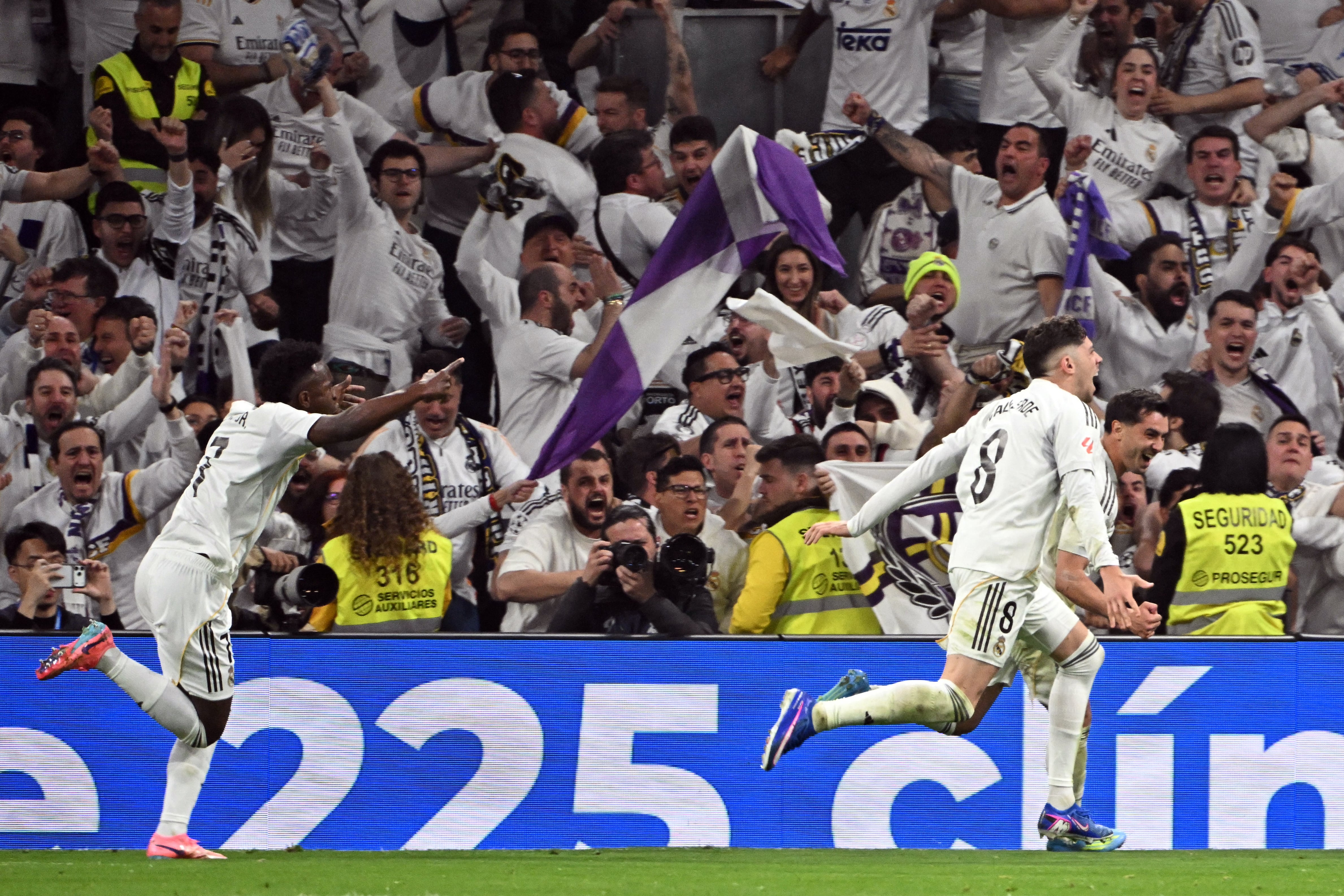 Vinicius y Fede Valverde celebran uno de los goles del Real Madrid ante el Atlético en el Santiago Bernabéu, por la Liga Española.