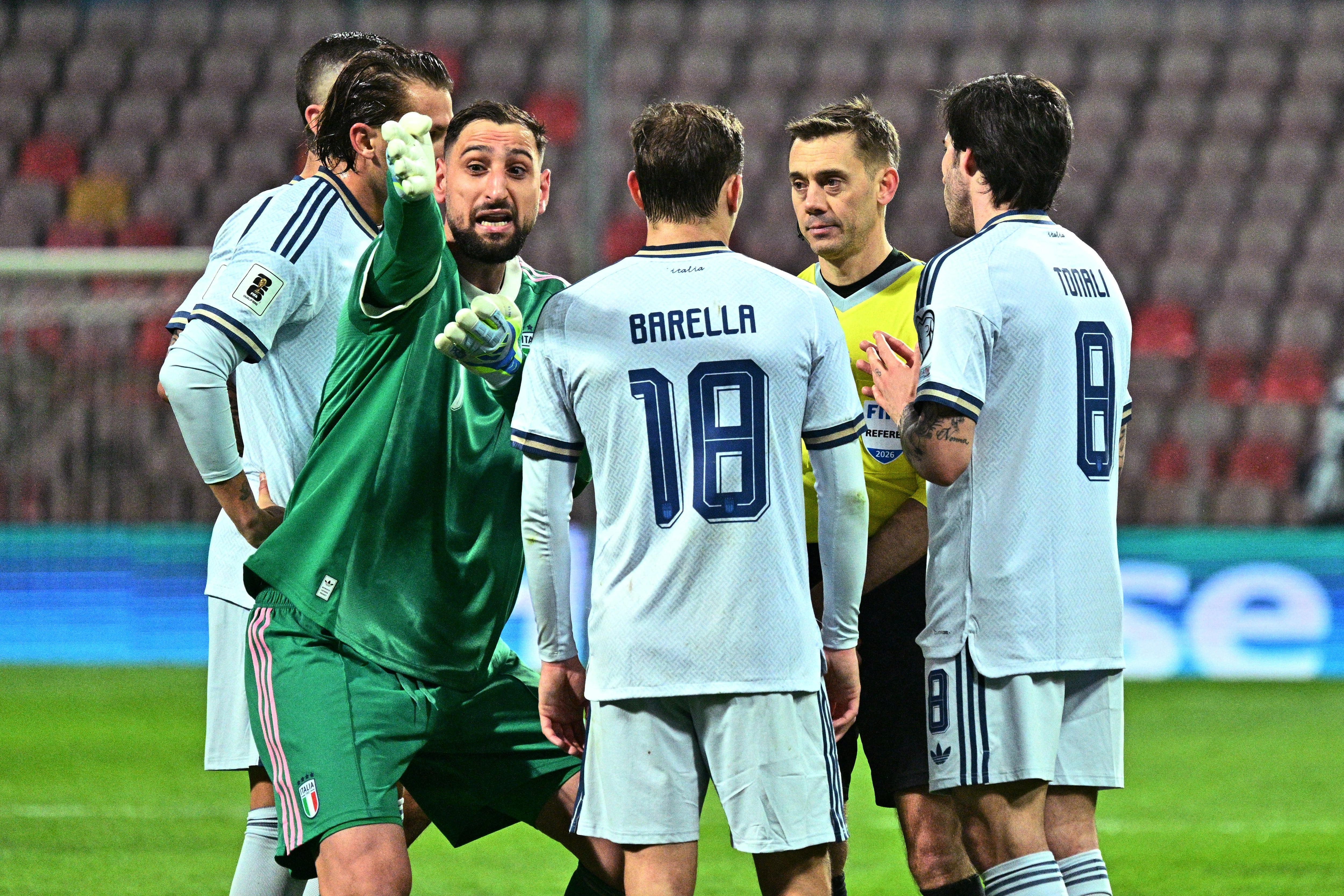 El arquero Gianluigi Donnarumma y sus compañeros de la Selección de Italia discuten con el árbitro durante el partido ante Bosnia por el repechaje europeo hacia el Mundial 2026.