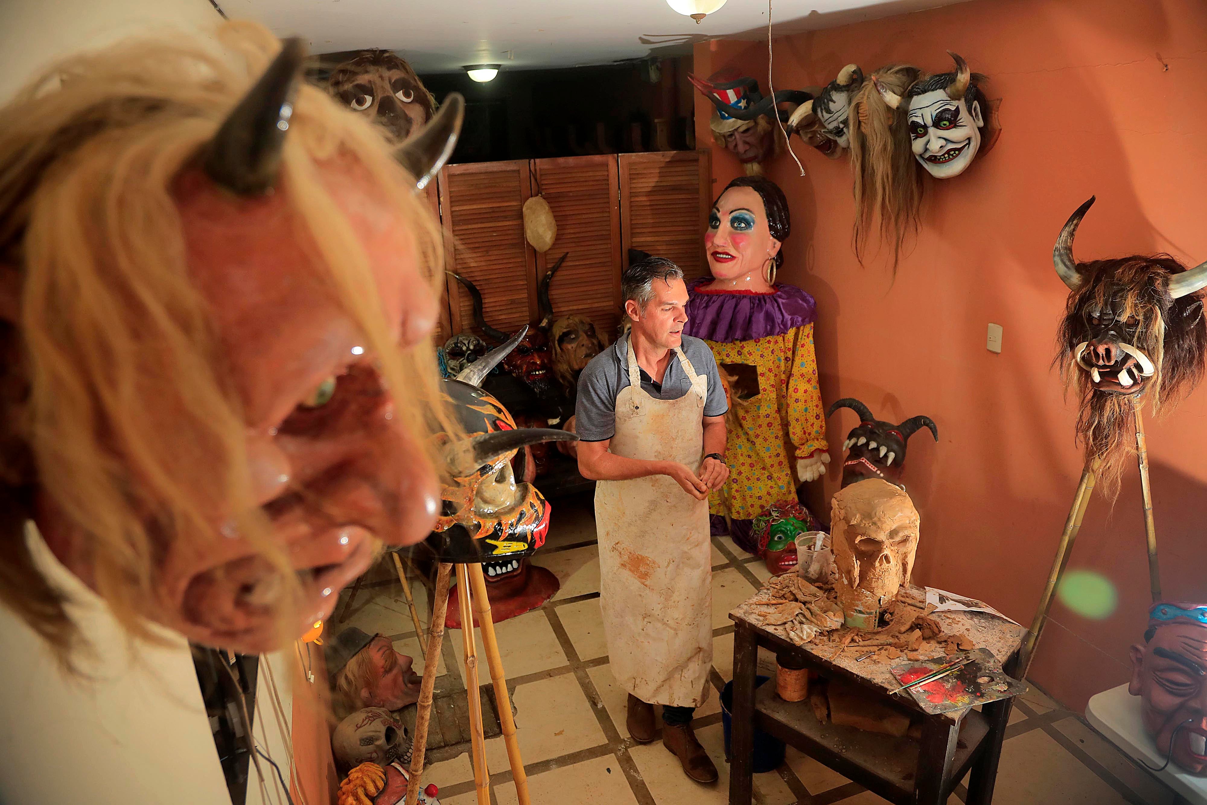 18/10/2023 Santo Domingo de Heredia. Mascarero Danis Lara, conocido como Danny Lara. El taller en donde están y las herramientas que utiliza y algunas de las máscaras que ha hecho, entre las que destacan los tradicionales diablos y brujas, así como también personajes de su inspiración como Bob Marley, Mafalda y Salvador Dalí.