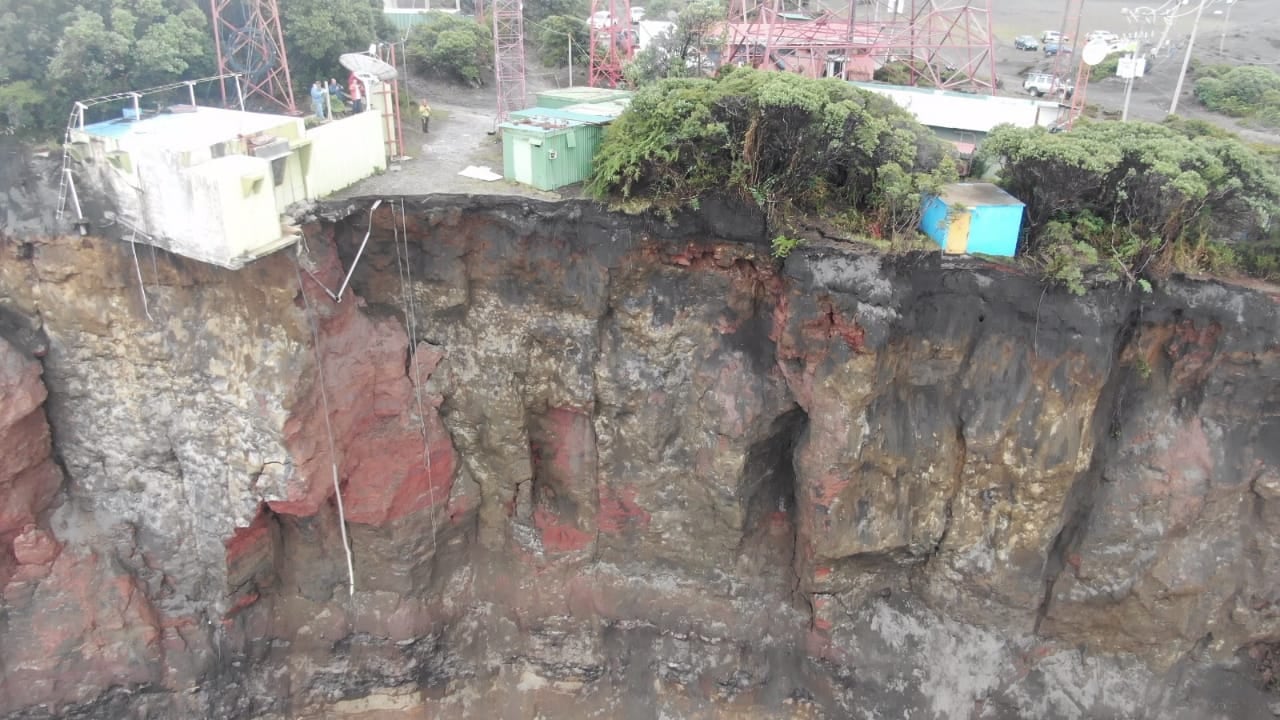 Tres casetas, lo mismo que una torre y antenas quedaron al filo de un guindo de 300 metros. Otras están en un piso que se llena de fisuras. Foto: Cortesía CNE.