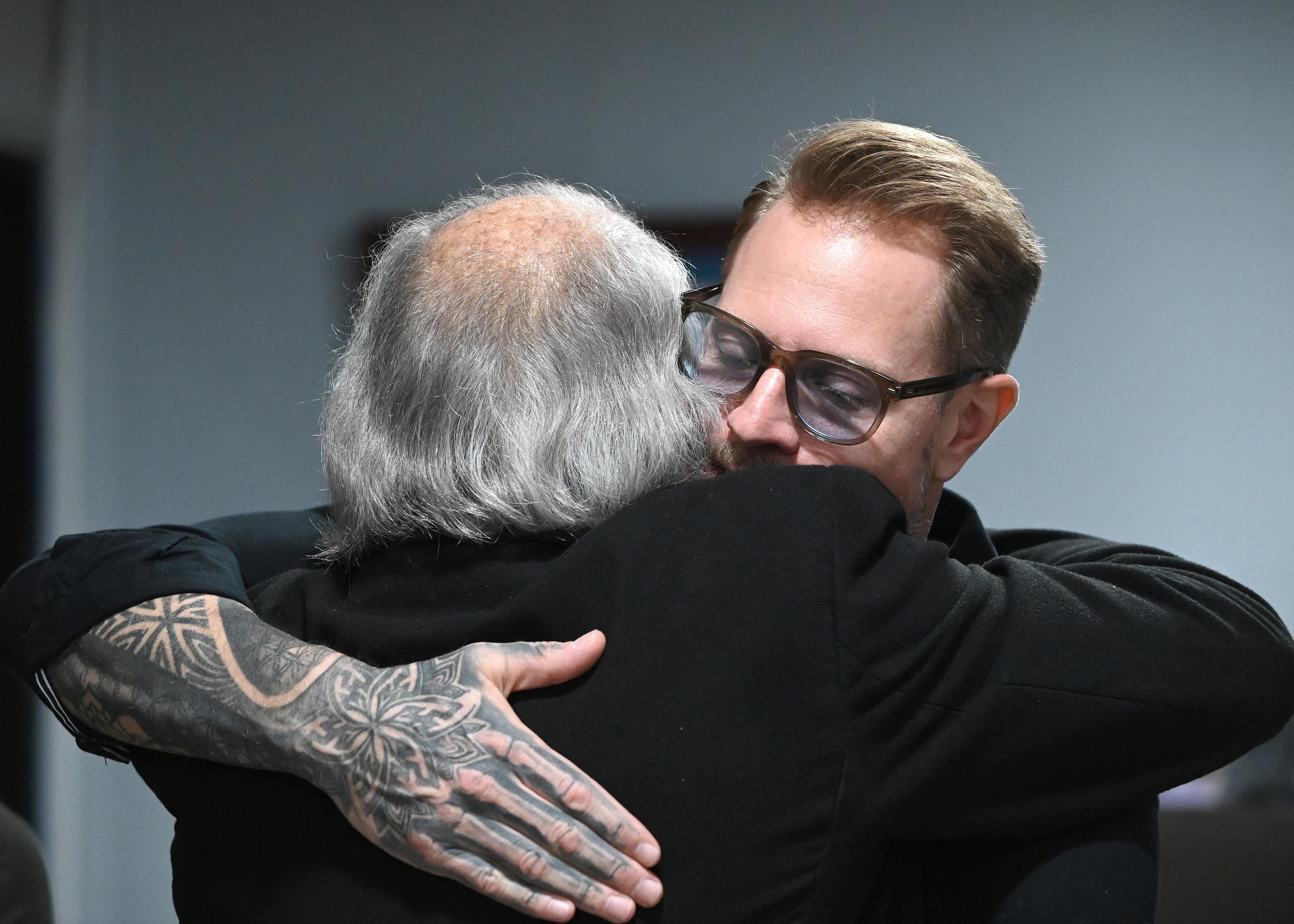 26 de junio del 2025. Funeraria Shalom en Tibás, San José. 18:00 hrs. Funeral del presentador y productor de televisión Nelson Hoffman quién falleció el día de ayer a la edad de 74 años. Cantantes, presentadores de radio y televisión y representantes de Canal 7 estuvieron presentes en el acto fúnebre. En la foto: Foto de don Nelson sobre el féretro. Foto: Albert Marín.