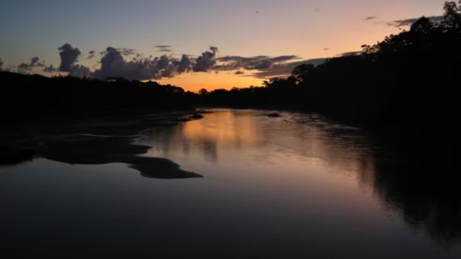 La lancha volcó en la confluencia de los ríos Solimões y Negro. Hasta 71 pasajeros fueron rescatados, pero una mujer y una niña fallecieron y siete personas siguen desaparecidas.