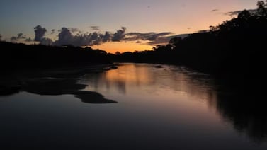 Tragedia en el Amazonas: mujer de 22 años y niña de tres mueren tras naufragar una lancha