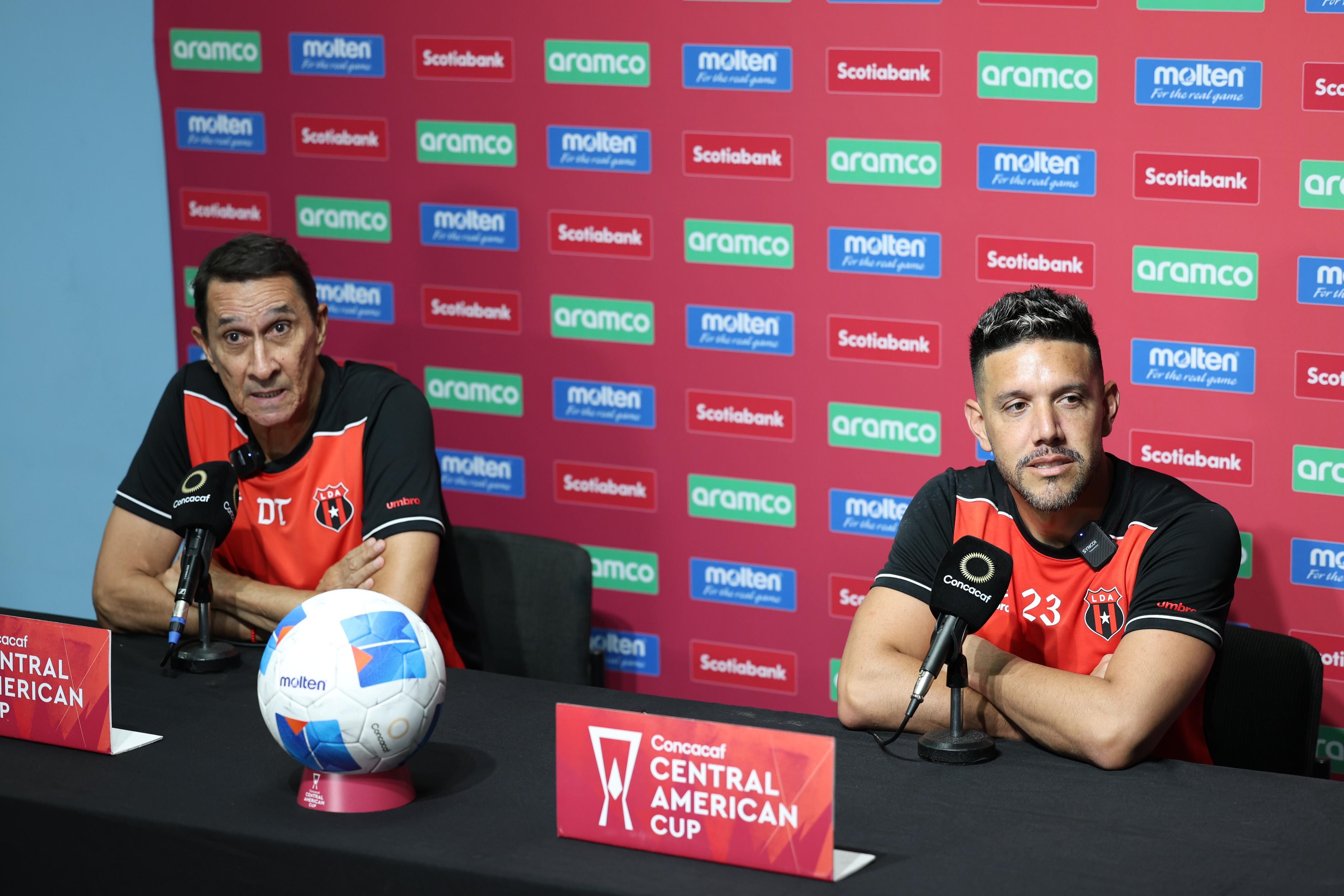 Alexandre Guimaraes y Leonel Moreira atendieron a los medios de comunicación en el Estadio Cuscatlán, antes del partido entre Alianza y Liga Deportiva Alajuelense.