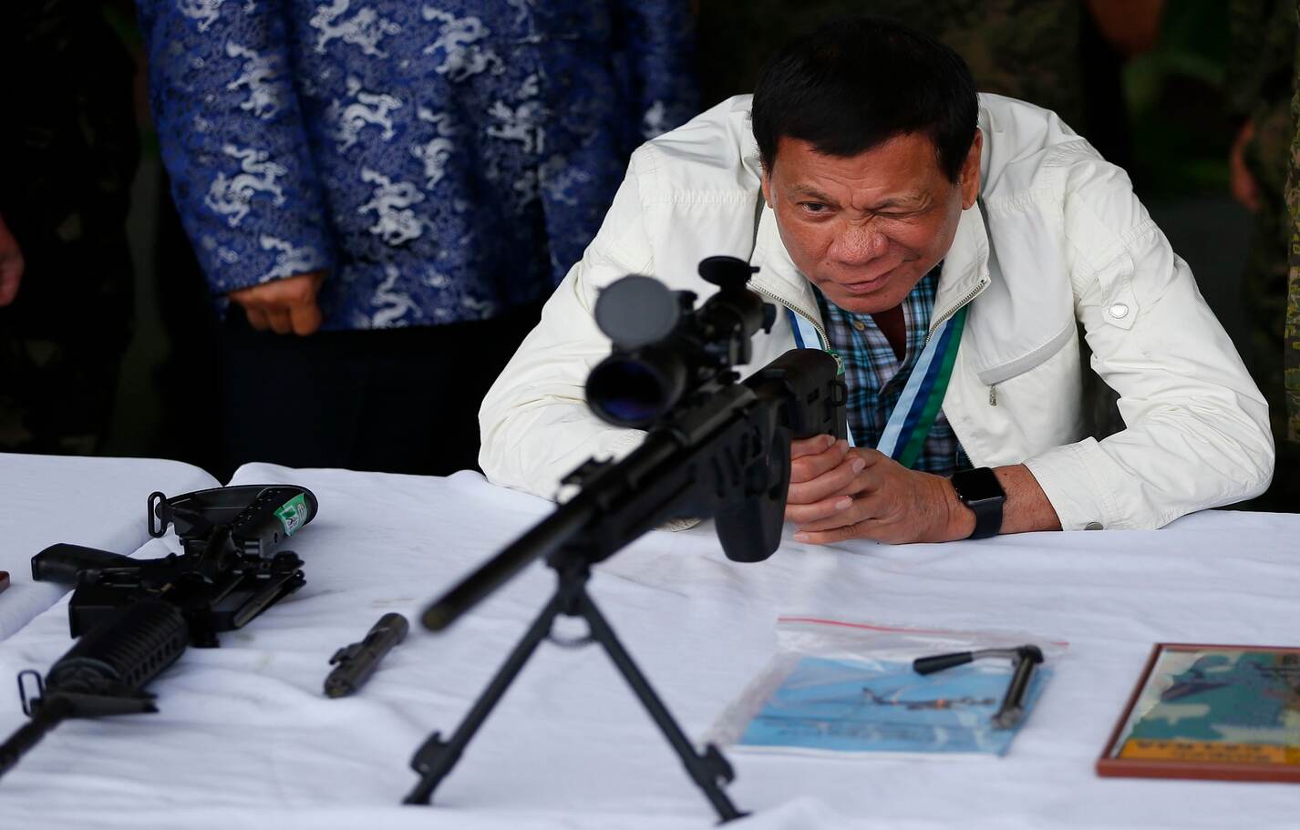 El presidente filipino, Rodrigo Duterte, examinaba la mira de un rifle para francotiradores CS/LR4A, de manufactura china, expuesto el miércoles en la base aérea Clark, en el norte del país.