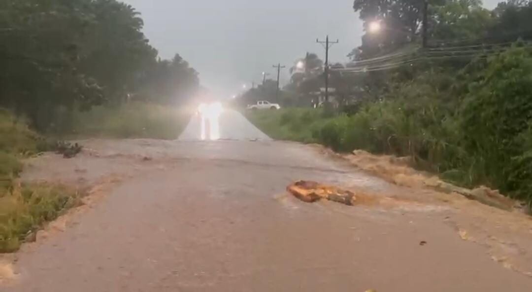 Las fuertes lluvias de esta tarde causaron múltiples en la zona norte del país.