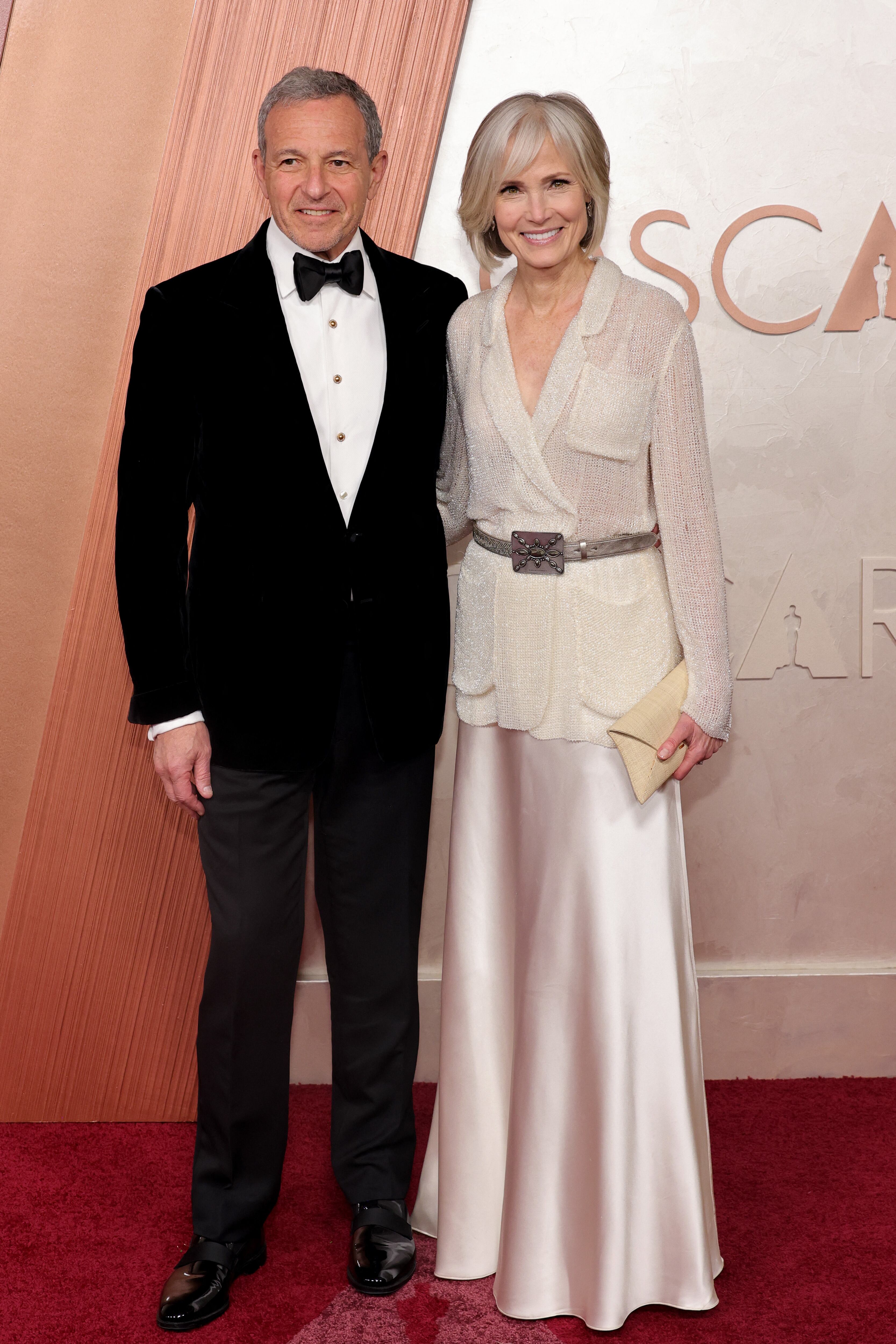 Bob Iger, el director ejecutivo de Disney y la periodista Willow Bay llegaron a la gala de los Óscar.