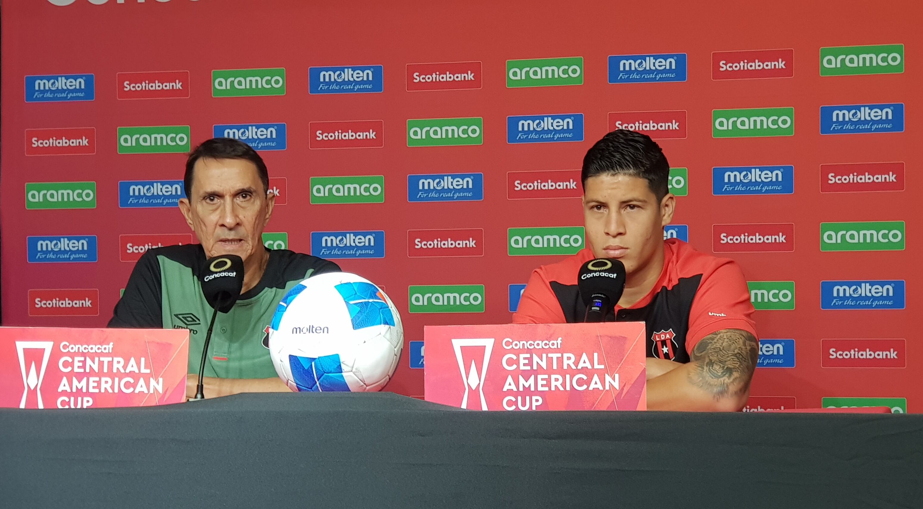 Alexandre Guimaraes y Alexis Gamboa atendieron a los medios de comunicación en la víspera del partido entre Liga Deportiva Alajuelense y Comunicaciones, en la Copa Centroamericana de Concacaf.