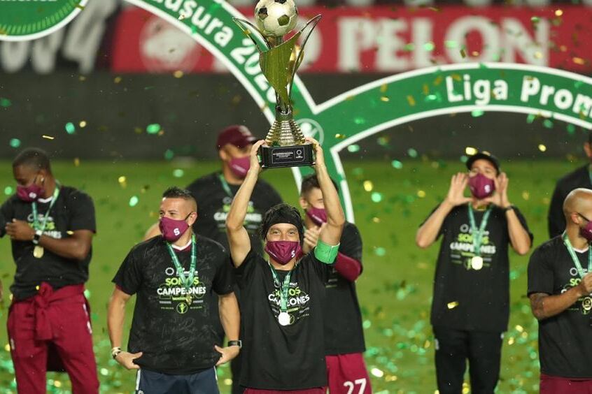 Christian Bolaños campeón con Saprissa el 29 de junio del 2020, el título 35 morado