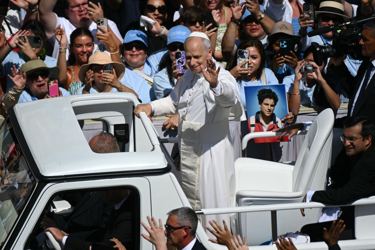 El papa León XIV llegó a la ceremonia de canonización de en donde miles de fieles tenían fotografías de Carlo Acutis.