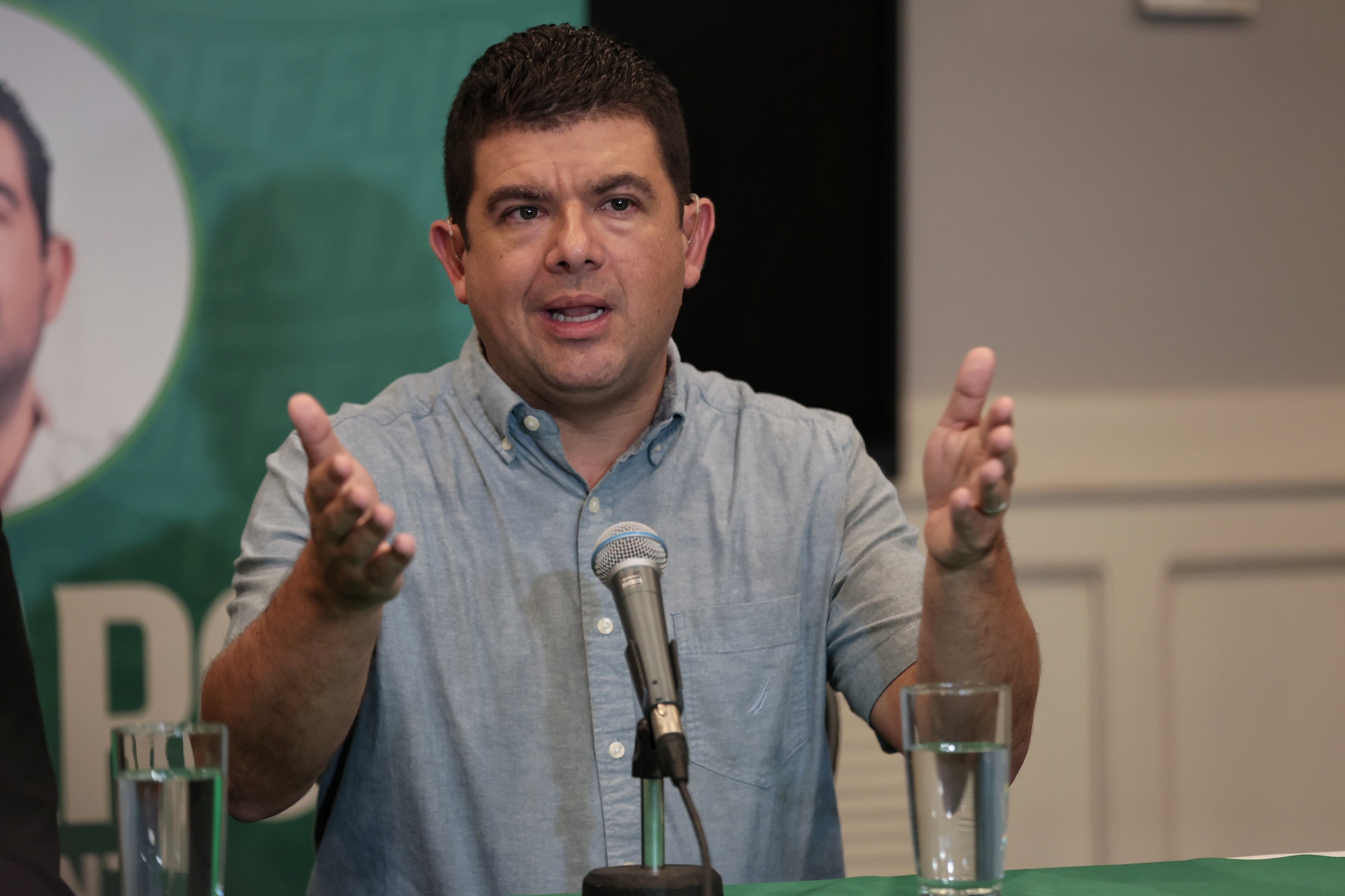 30/01/2026/ El candidato presidencial por el partido Liberación Nacional PLN brinda conferencia de prensa a los medios previo a las elecciones del 1 de febrero en el hotel Corobici / foto John Durán