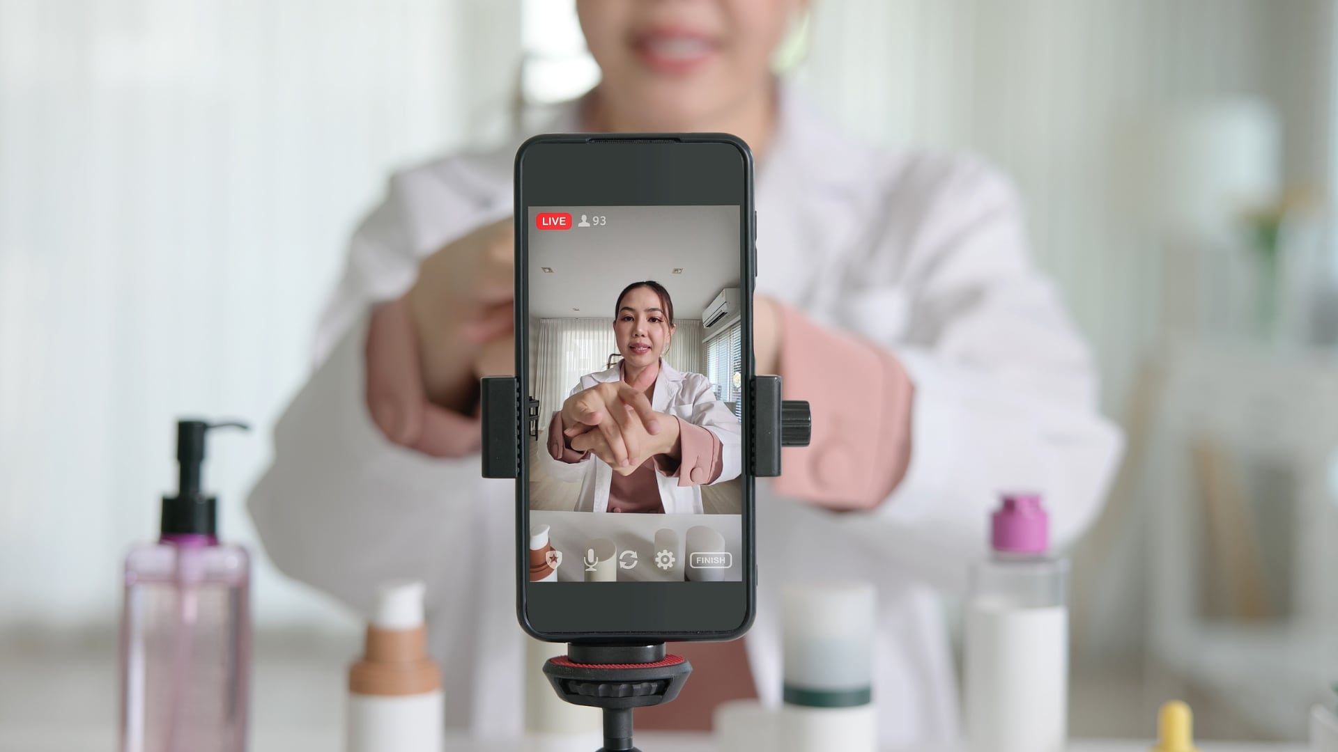 La automedicación en la piel puede debilitar la barrera cutánea, provocar infecciones, causar reacciones adversas y retrasar el diagnóstico de enfermedades más serias.