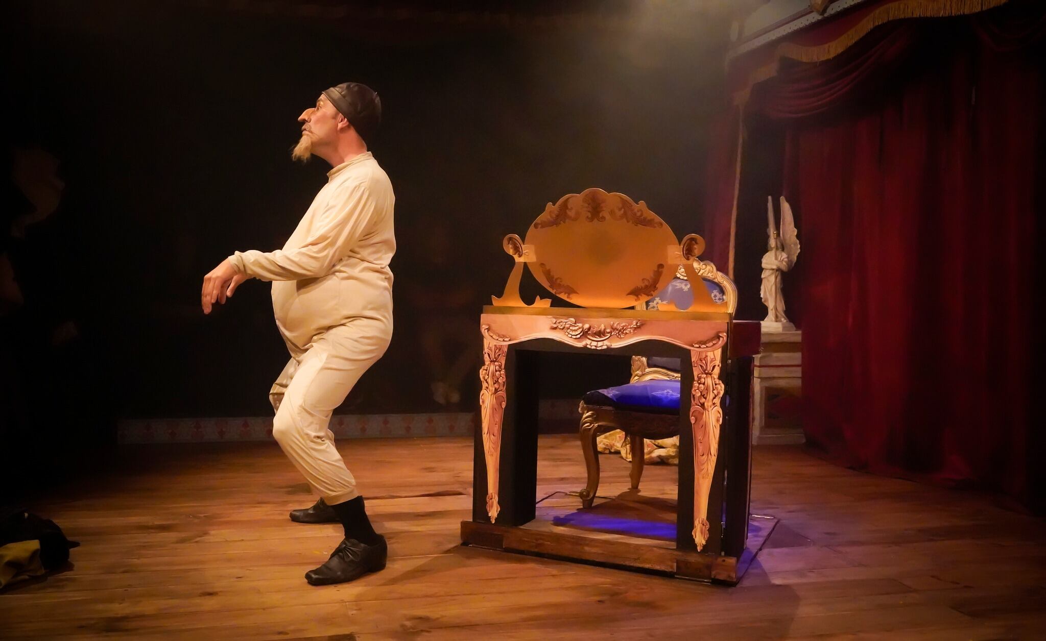 El actor José Víquez Fallas interpreta al actor Erasmus en la obra homónima. Se trata de un español que se quedó itinerando en otras tierras con su teatro.