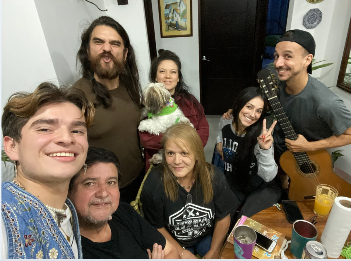 Byron Arias junto a su familia: su papá Berny Arias Leandro, su mamá Maribel Arce Aguilar, sus hermanos; Berny William Arias Arce, Alonso Armando Arias Arce,
Cinndy Vanessa Arias Arce y su cuñada
Mariana Gil Rodriguez. A todos les agradece el apoyo durante tantos años.