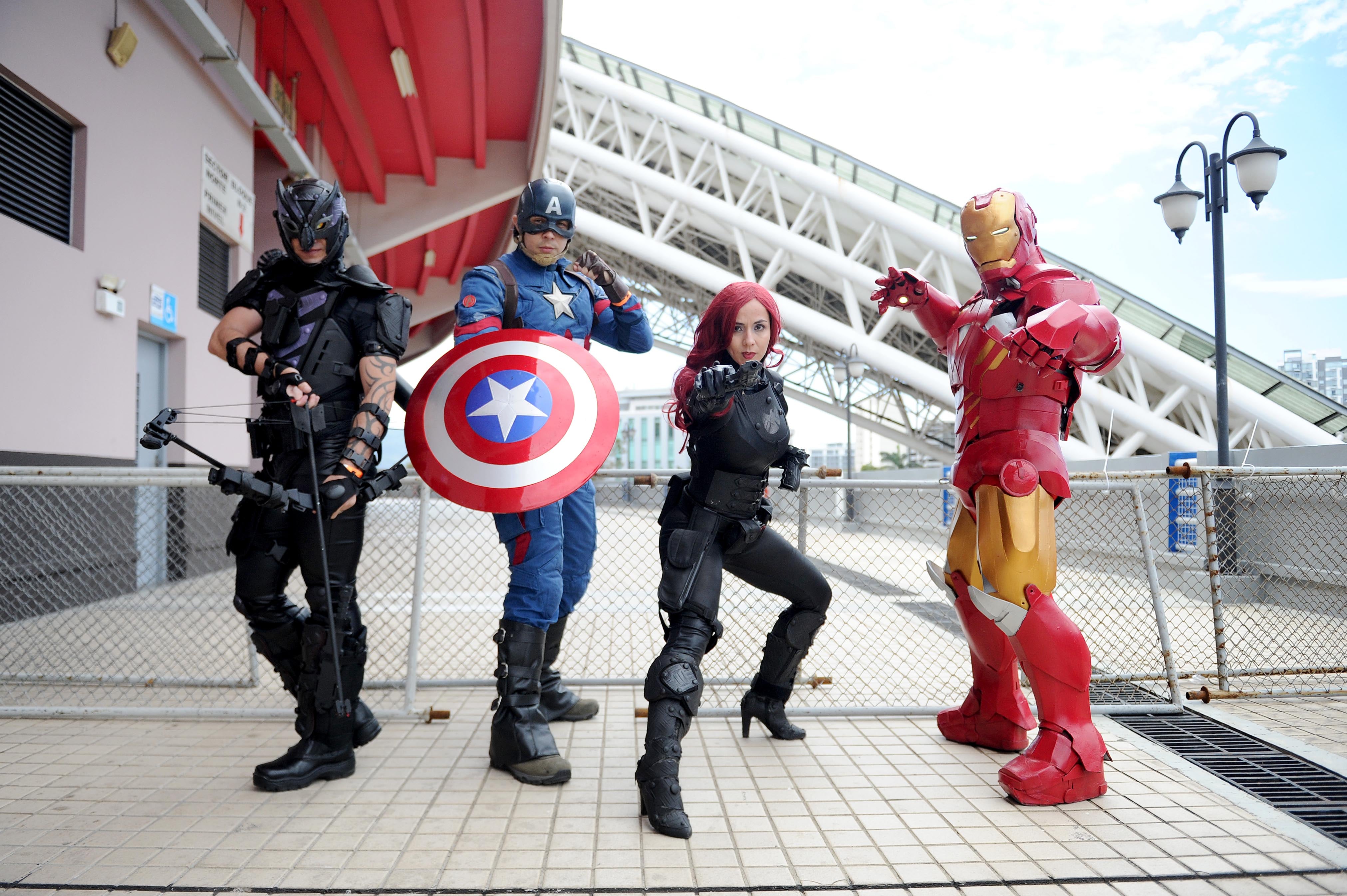 Cosplayers interpretando a superhéroes en la explanada del Estadio Nacional.