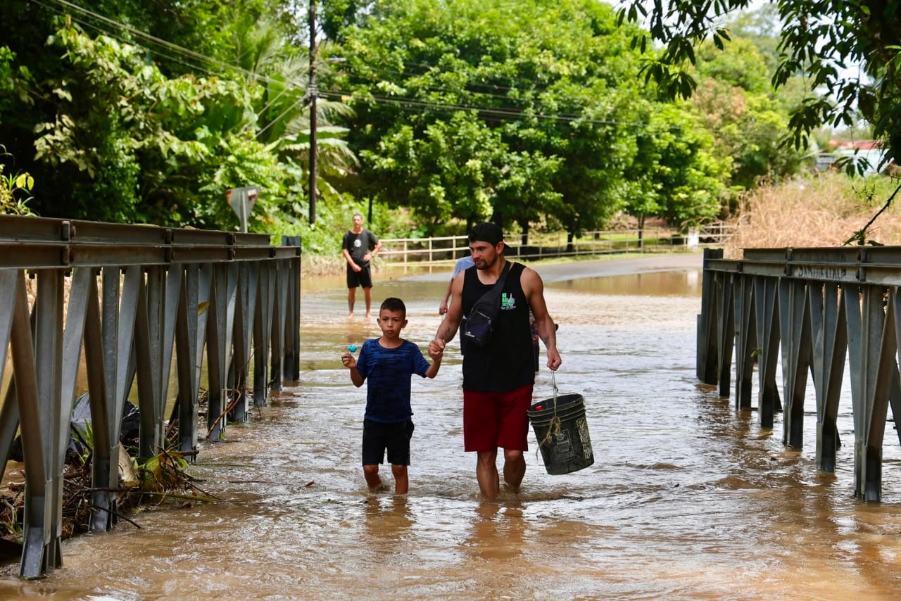 Los vecinos de El Estero tuvieron que subir sus pertenencias y mascotas a las segundas plantas de propiedades para protegerlos de la inundación.