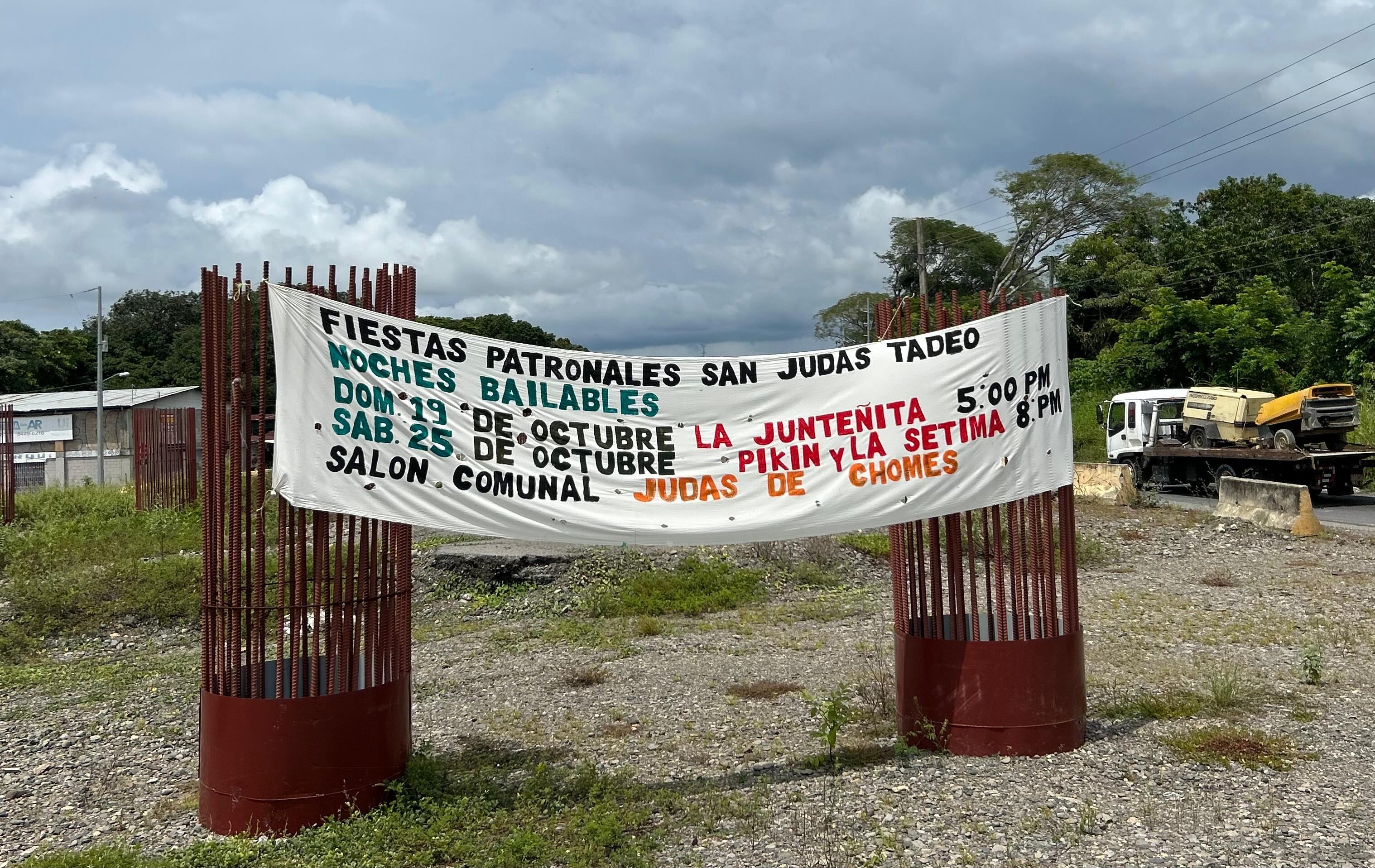 Vecinos aprovecharon para colgar esta manta anunciando los festejos patronales sobre unas varillas abandonadas, en Judas de Chomes. 16-10-25.