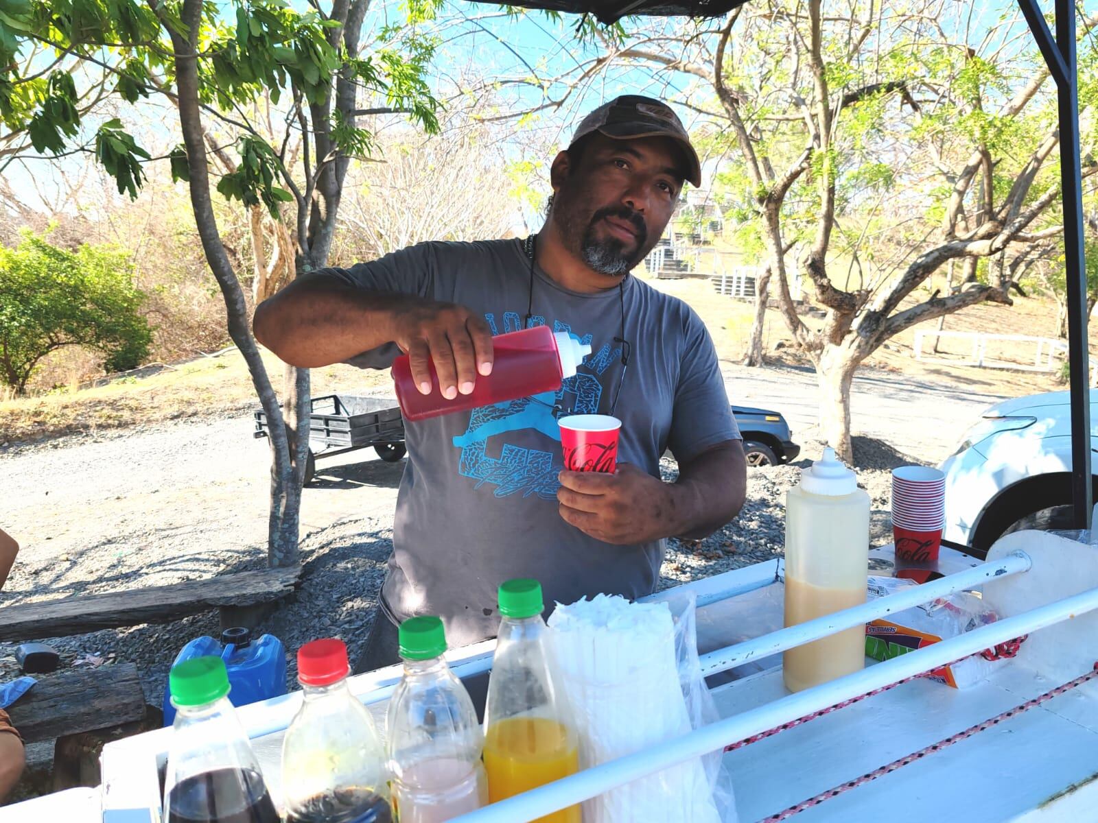 Carlos Valverde asegura que intentará mantener su negocio ofreciendo granizados a los trabajadores del puente, si no le resulta tendrá que buscar otro trabajo mientras se mantiene el cierre. Foto: Andrés Garita.