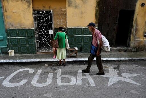 Hombre caminando por una calle de La Habana, Cuba, tras el restablecimiento de electricidad después del apagón nacional y el huracán Oscar.