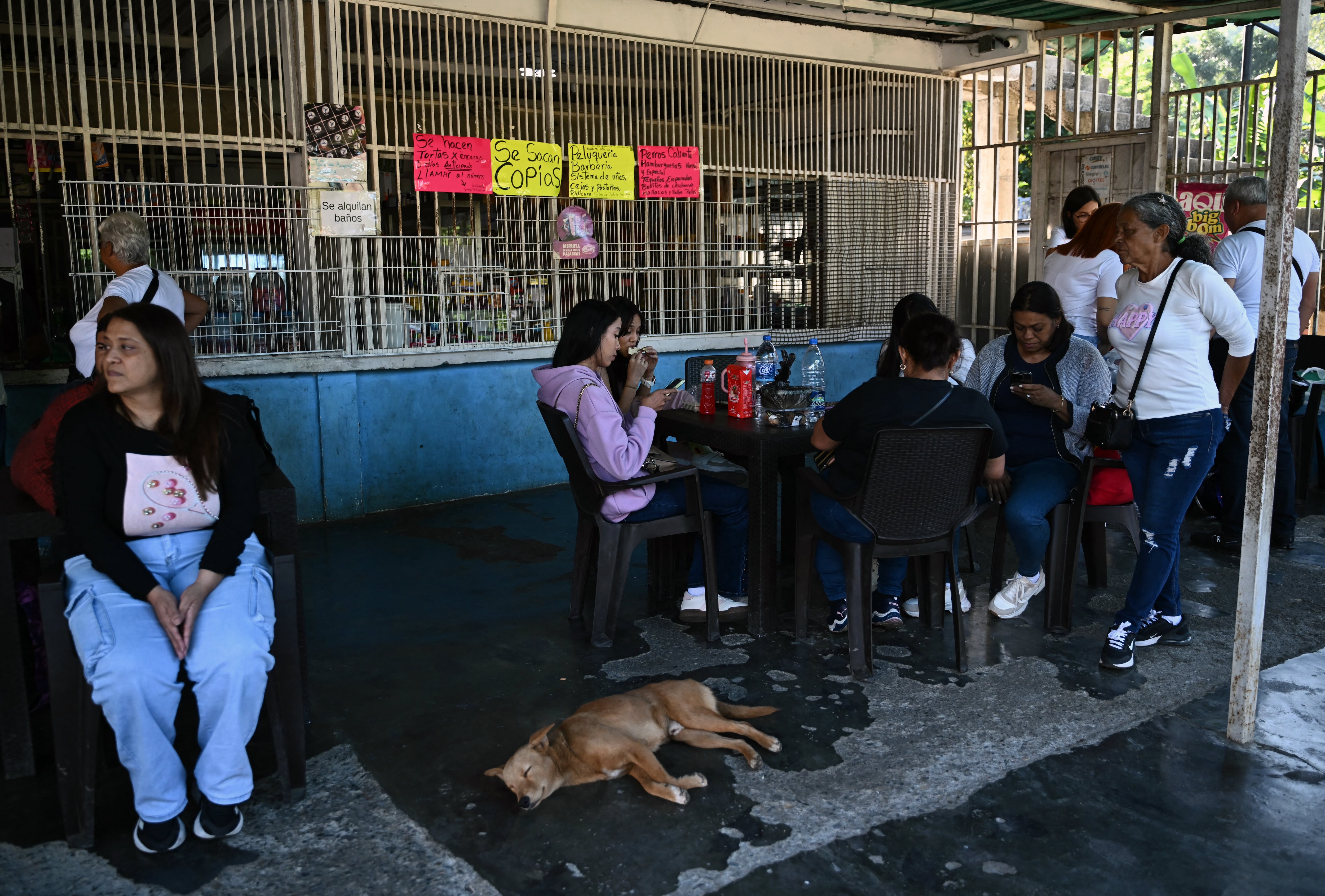 Familiares de presos que esperan la liberación de sus seres queridos esperan afuera de la prisión El Rodeo en Caracas este 9 de enero. Fotografía: