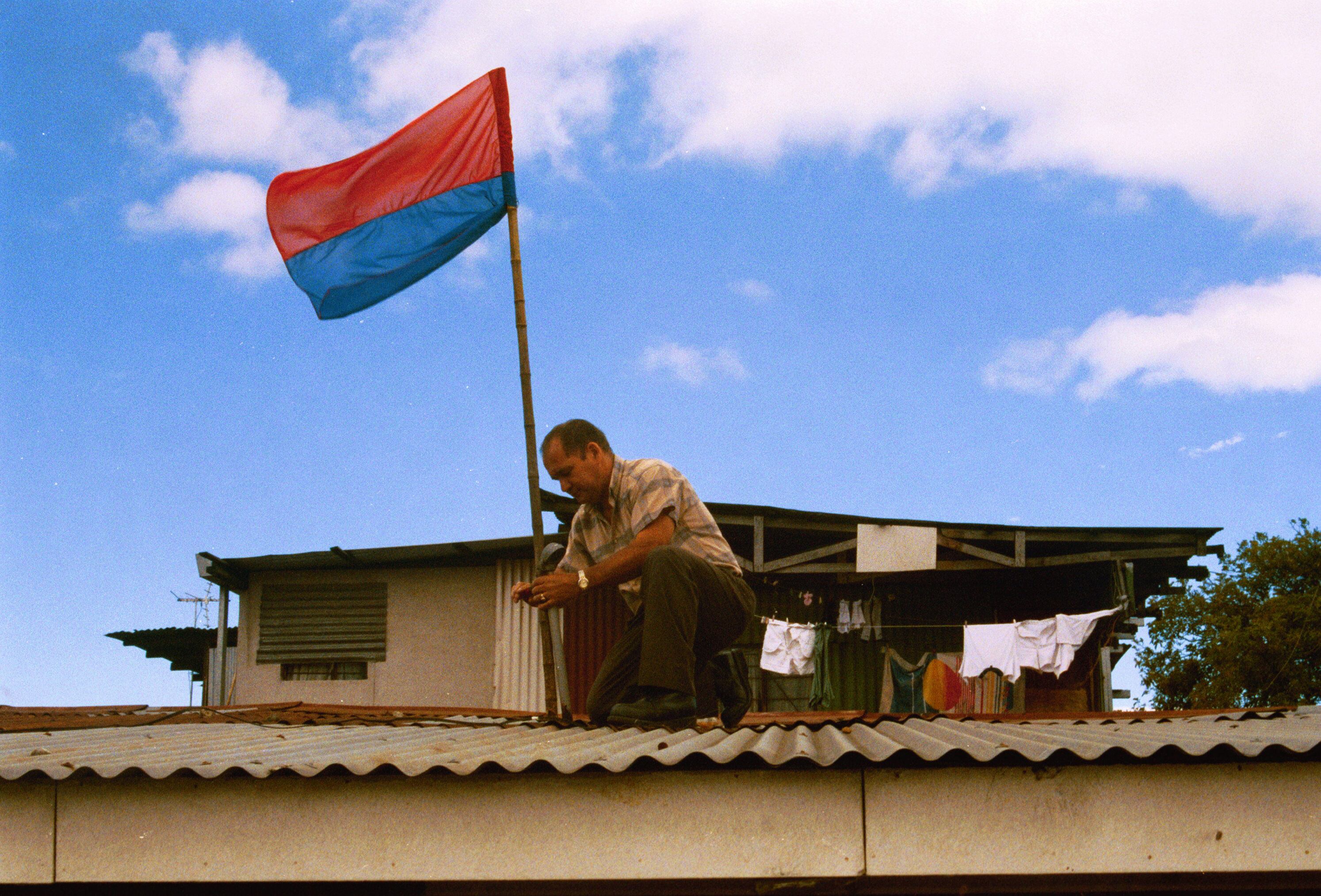 Hace unos años era común que simpatizantes de todos los partidos pusieran banderas en sus techos.